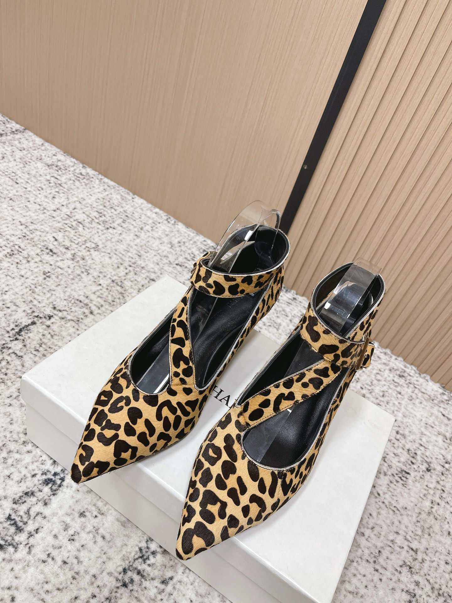 NO:706221,The top version KHAITE 26ss spring and summer new pointed toe one-line straps with metal buckle kitten heels horse hair high-heeled shoes adopts a pointed toe shape, visually elongating the leg line, with both exquisiteness and aura; with Mary Jane one-line strap + metal buckle design, it is retro and can fix the feet, improving wearing stability;  The shoe shape is shallow and low-heeled, which combines beauty and comfort for daily wear. The upper is made of horse hair, which is soft to the touch and has a natural texture. The horse hair of the leopard print model also highlights the wild details; the metal buckle accessories are exquisitely made, improving the overall texture and high-end sense. Customized horse hair upper, sheepskin lining, Italian genuine leather outsole, heel height 5cm  Size 35-39 (size 40.41 is custom-made and non-returnable), high-heeled shoes, mary jane, high heels, sheepskin, Leather soles19860909顶级版本 KHAITE 26ss春夏新款 尖头一字带金属扣小猫跟单鞋马毛高跟鞋 采用尖头造型,视觉上拉长腿部线条,兼具精致感与气场；搭配玛丽珍一字带+金属扣设计,复古又能固定脚部,提升穿着稳定性； 鞋型为浅口低跟款,兼顾美观与日常穿着的舒适度.鞋面使用马毛材质,触感柔软且带有自然的纹理质感,豹纹款的马毛还凸显了野性细节；金属扣配件做工精致,提升了整体的质感与高级感. 鞋面定制马毛 内里垫脚羊皮 鞋底意大利真皮大底 跟高5cm 码数35-39（40.41码定做不退换）,高跟鞋单鞋,mary jane,high heels,sheepskin,Leather soles,Women's Shoes