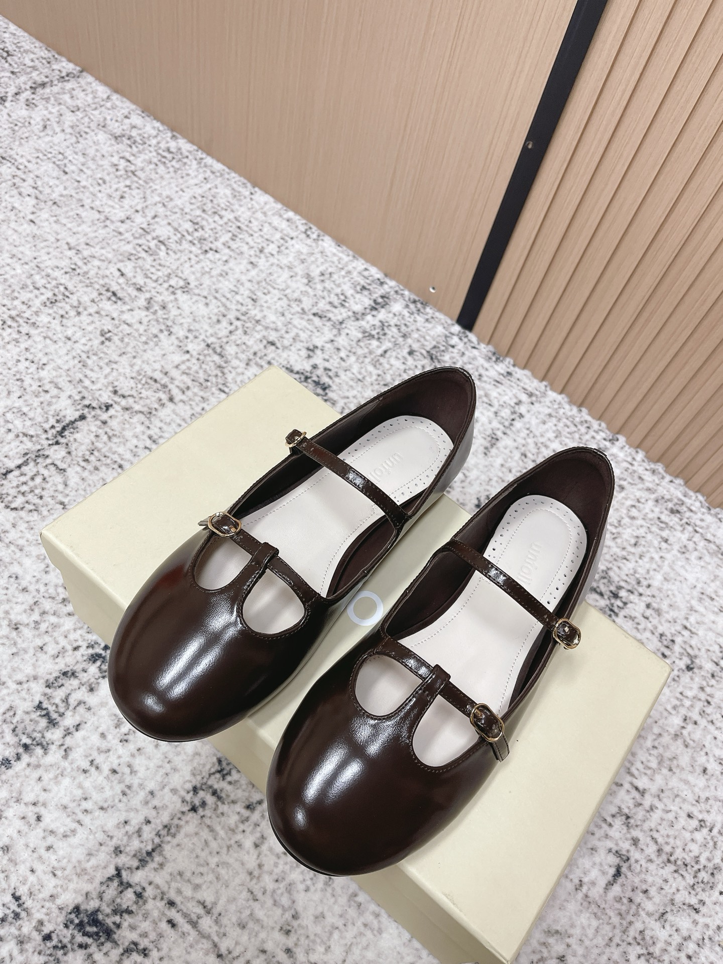 NO:706247,Top version Unfolio 2026 Mary Jane Shoes | Retro sweet girl's natural shoe. Three-color patent leather Mary Jane. Round toe shoe shape with double buckle strap design to bring out the retro girly feeling. The comfort of the soft sole is suitable for daily wear. Pleated skirt is the standard for sweet girls. Paired with jeans, you can create a sweet and cool mix. Every color touches the aesthetic. The upper is imported cowhide and the lining is imported sheepskin. The outsole is molded.  Size35-39 (40.41 custom-made, non-refundable), ballet shoes, mary jane, skirts, jeans, cowhide, sheepskin19860909顶级版本 Unfolio 2026玛丽珍鞋｜复古甜妹的本命鞋履 三色的漆皮玛丽珍 圆头鞋型搭配双扣带设计 把复古少女感拉满 软底的舒适感兼顾日常实穿 搭百褶裙是甜妹标配 配牛仔裤又能玩转出甜酷混搭 每一款颜色都戳中审美 鞋面进口牛皮 内里进口羊皮 大底开模大底 Size35-39（40.41定做不退换）,芭蕾舞鞋,mary jane,skirts,jeans,cowhide,sheepskin,Women's Shoes