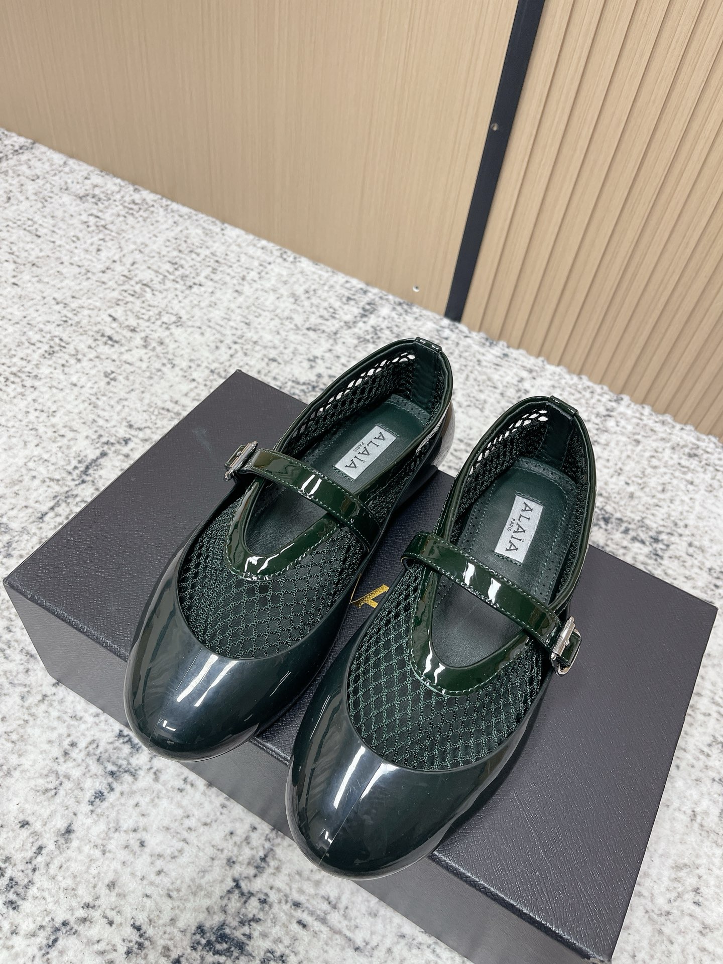 NO:706245,Purchasing agent ALAIA Alaia's new fishnet toe-cap sandals 2026 French fairy ballet flat dancing shoes, the ALAIA brand comes from its founder, Azzedine Alaia, the founder of the 'super tight and sexy' trend in the 1980s, known as the 'King of cling', he is one of the most legendary designers in the fashion industry. Azzedine Alaia  Intelligently exaggerating the sexy side, it is both sober and discreet, modern, and ultra-fitting. Sexy rivets, metal buckles, tight corsets and sexy snakeskin. These design elements of Alaia are still appearing on the runways of major brands. The style of the Alaia brand is just like its fashion, sexy and modern. Imported fabrics, toe-toe fishnet shoes, outsole rubber, size 35-39 (40.41. Customized), ballet shoes, alaia, sandals, snakeskin19860909代购级 ALAIA 阿莱亚新款鱼网包头凉鞋2026法式仙女芭蕾舞平底跳舞鞋,ALAIA品牌源自其创始人,Azzedine Alaia是上世纪80 年代“超紧身性感”风潮的创始人,被称作“King of cling”, 他是时尚界最传奇的设计师之一.Azzedine Alaia 聪明地将性感一边更夸张,既清醒谨慎摩登,又超贴身性感铆钉、金属环扣、紧束胸衣和性感蛇皮,这些 Alaia 的设计元素仍不断出现在各大品牌的秀台上.Alaia品牌的风格一如其时装,性感而又摩登 面料进口包头鱼网鞋 大底橡胶 码数35-39（40.41.定做）,芭蕾舞鞋,alaia,sandals,snakeskin,Women's Shoes