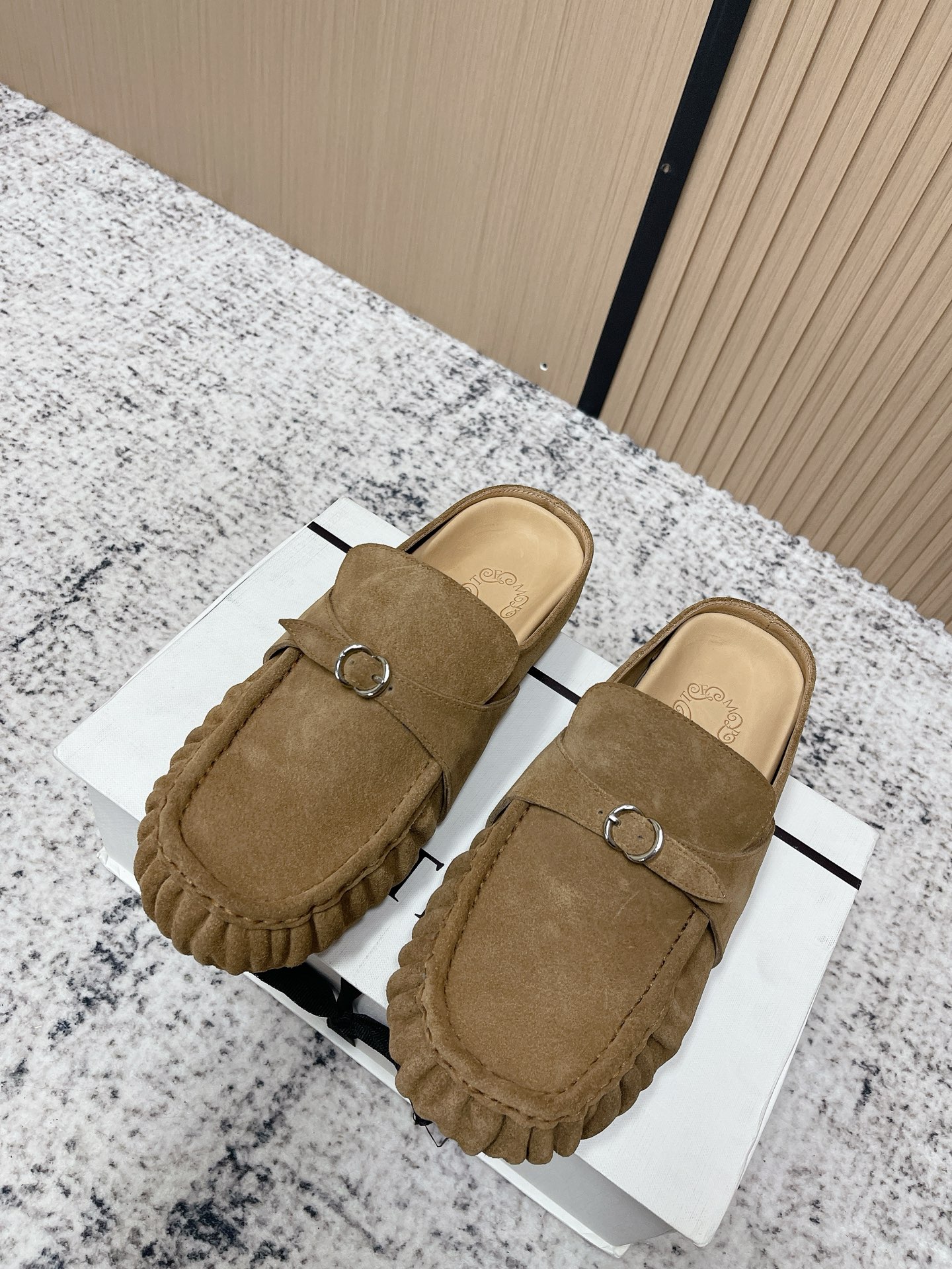 NO:706240,The top version of Cotemp flat pleated mules half slippers loafers casual shoes adopts the combination of mules half slippers + beanie shoes. It is easy to put on and take off with one foot, and has a casual and fashionable feel. The toe is an improved narrow round toe, and the design of narrowing the shoe body is more delicate and more tolerant to the shape of the foot. The shoe body is embellished with silver metal buckles, which is simple and adds exquisite details, and has both a retro feel and a sense of design.  The soles are also engraved with the brand LOGO, and are full of details. There is no adaptation period for comfortable foot feel, the soles are soft and elastic, and the shock absorption effect is good when walking; the flat-soled design takes into account both daily commuting and leisure scenes, is highly matchable, and can be adapted to a variety of styles. The upper is suede and the lining is cowhide. The rubber outsole is increased by 3cm. Size #35-41 (40.41 size customization is non-returnable).19860909顶级版本 Cotemp 平底褶皱 穆勒 半拖鞋 乐福鞋 休闲鞋 采用穆勒半拖+豆豆鞋的结合款型,一脚蹬穿脱便捷,兼具休闲与时尚感；鞋头为改良后的细窄圆头,收窄鞋身的设计更显精巧,对脚型的包容度也更高；鞋身点缀银色金属扣,简约又添精致细节,复古感与设计感兼具. 鞋底还刻有品牌LOGO,细节拉满.无适应期的舒适脚感,鞋底软弹,行走时减震效果好；平底设计兼顾日常通勤与休闲场景,搭配性强,可适配多种穿搭风格. 鞋面牛反绒 内里牛里 大底橡胶大底 增高3cm size#35-41码（40.41码定制不退换）,半拖,loafers,slippers,Women's Shoes