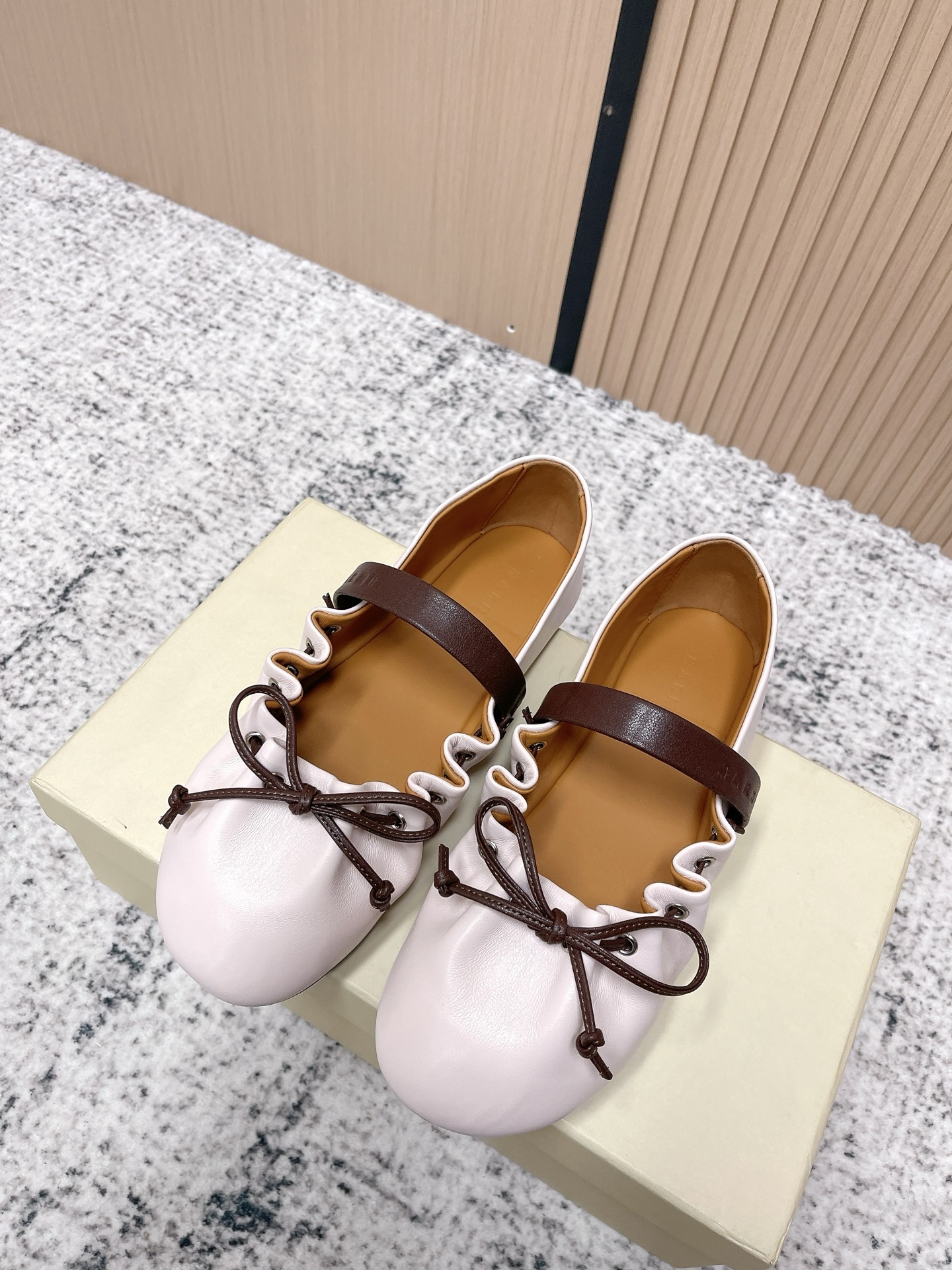 NO:706237,The top version of Marni pleated ruffled Mary Jane ballet flats. The upper is made of soft leather, and the shoe body has an elastic pleated design, which can fit the foot shape without pressuring the foot. The flat heelless version is matched with a slightly wide shoe last, taking into account the comfort and tolerance of daily walking. The childlike ruffles and bows are combined with the simple ballet shoe shape to create a highly recognizable 'sweet girl style + retro style' shoe. Upper Sheepskin  Sheepskin lining, rubber foam outsole, size 35-41 (customized size 40.41 is non-returnable), single shoes, marni, mary jane, flats, sheepskin19860909顶级版本 Marni 褶皱荷叶边玛丽珍芭蕾鞋平底鞋 鞋面采用软质皮革,鞋身有弹性褶皱设计,能贴合脚型且不压脚；平底无跟的版型搭配微宽的鞋楦,兼顾日常行走的舒适度与包容性.童趣的荷叶边、蝴蝶结与简约的芭蕾鞋型结合,打造出辨识度高的“甜妹风+复古风”结合的鞋款. 鞋面羊皮 内里羊皮 大底橡胶发泡 size35-41码（40.41码定制不退换）,单鞋,marni,mary jane,flats,sheepskin,Women's Shoes