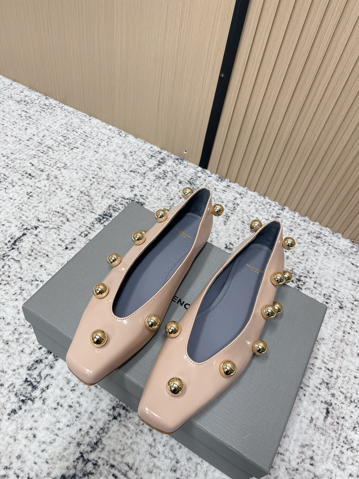 NO:706235,Top version Balenciaga 26/ Metal ball minimalist flat shoes adopt a minimalist flat shoe shape with a sharp square toe. The shoe body has smooth and neat lines. It is Balenciaga's iconic pioneering simple style. The flat bottom design takes into account the comfort of daily wear.  The sides of the shoe body and the toe are embellished with metal bead rivets. The golden metal decoration forms a material contrast with the leather, becoming the visual focus, adding a sense of coolness and sophistication. It is made of glossy patent leather and comes in three classic colors of nude pink, off-white, and black. The gloss of the patent leather enhances the texture of the shoe, and the color matching is also suitable for a variety of wearing scenarios. The upper is made of beaded cowhide and the lining is sheepskin. The outsole is genuine leather.  size#35-41 (customized size 40.41 is not returnable), single shoes, balenciaga, balenciaga, flats, cowhide, sheepskin, Leather soles19860909顶级版本 Balenciaga巴黎世家 26/ 金属圆珠极简平底鞋单鞋 采用锐利方头的极简平底鞋型,鞋身线条流畅利落,是巴黎世家标志性的先锋简约风格,平底设计兼顾日常穿着的舒适度. 鞋身两侧及鞋头点缀金属圆珠铆钉,金色金属装饰与皮革形成材质对比,成为视觉焦点,增添了酷感与精致度.选用亮面漆皮材质,呈现裸粉、米白、黑色三种经典配色,漆皮的光泽感提升了鞋款的质感,配色也适配多种穿搭场景. 鞋面开标珠牛皮 内里羊皮 大底真皮大底 size#35-41码（40.41码定制不退换）,单鞋,balenciaga,balenciaga,flats,cowhide,sheepskin,Leather soles,Women's Shoes