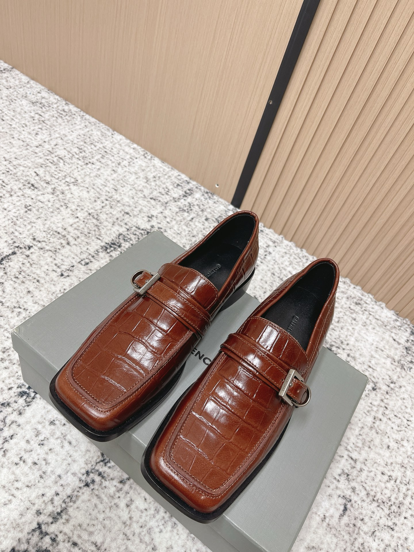 NO:706233,The top version of Balenciaga 26ss square toe crocodile pattern loafer casual shoes adopts a square toe design with tough and neat lines, creating a retro and avant-garde style. It is a flat loafer style with a stiff body shape that combines formality for commuting with daily casualness. The upper is made of crocodile pattern embossed leather, with a three-dimensional and textured texture.  The shoe body is decorated with a metal buckle design, located on the front side of the shoe, becoming a visual highlight; the buckle and leather texture are combined to enhance the sophistication and design of the shoe, while retaining the convenience of slip-on loafers. Cowhide upper, sheepskin lining, leather outsole, 3cm higher  size 35-41 (40.41 size customization is not returnable), loafers, balenciaga, balenciaga, loafers, cowhide, sheepskin, Leather soles19860909顶级版本 Balenciaga巴黎世家26ss方头鳄鱼纹乐福鞋休闲鞋 采用方正鞋头设计,线条硬朗利落,打造出复古又前卫的风格；为平底乐福鞋款式,鞋身版型挺括,兼具通勤正式感与日常休闲性.鞋面使用鳄鱼纹压花皮革,纹理立体有质感. 鞋身饰有金属扣带设计,位于鞋面前侧,成为视觉亮点；扣带与皮革纹理结合,提升了鞋子的精致度与设计感,同时保留乐福鞋一脚蹬的便捷性. 鞋面牛皮 内里羊皮 大底真皮大底 增高3cm size35-41码（40.41码定制不退换）,乐福鞋,balenciaga,balenciaga,loafers,cowhide,sheepskin,Leather soles,Women's Shoes