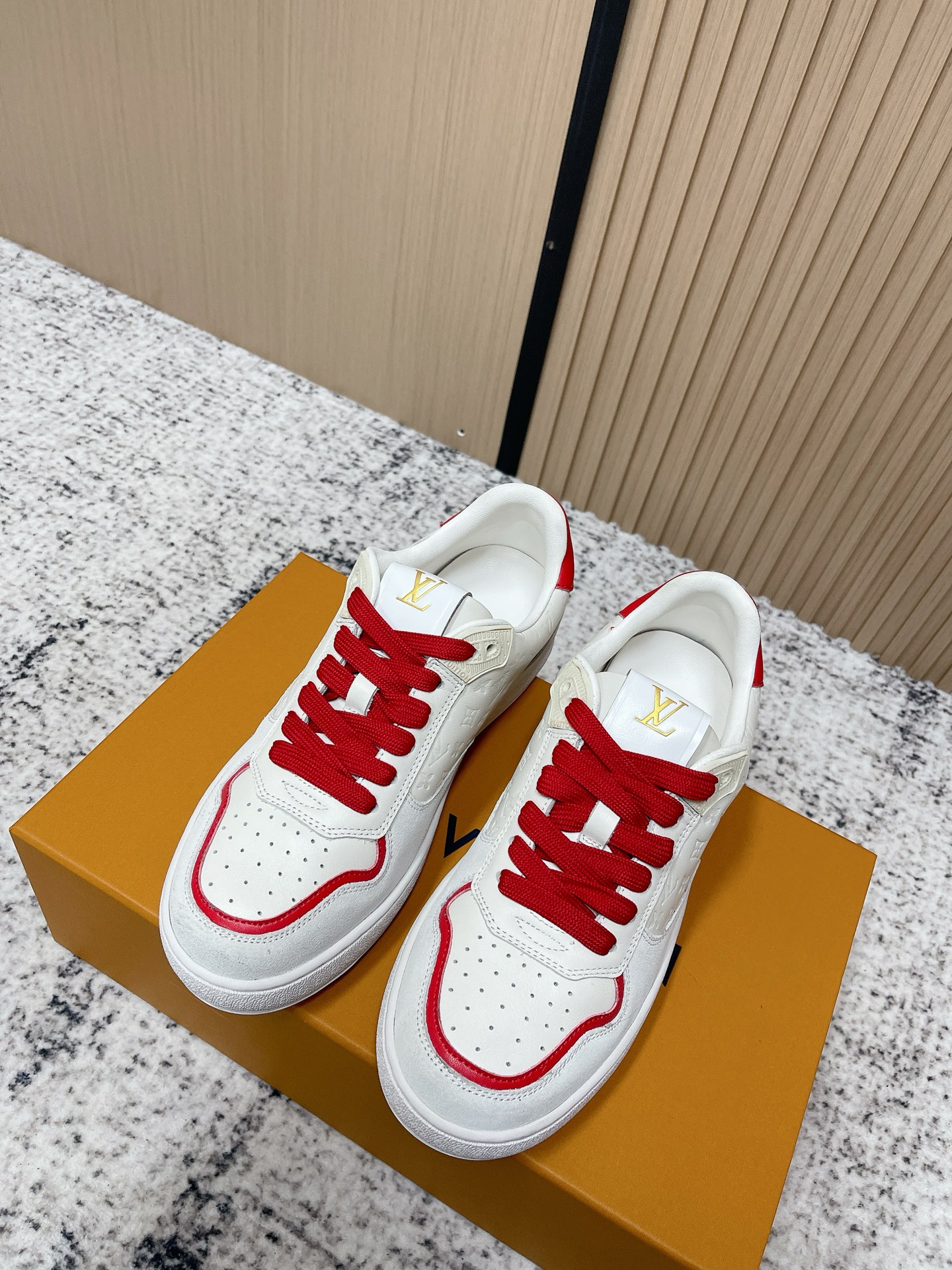 NO:706230,Top version Louis Vuitton LV's latest casual sports shoes for autumn and winter. Original purchase and development, perfect reproduction. Embossed logo brand elements embellish the upper and lightweight rubber outsole, classic partition design. Fabric: original imported cowhide, lining cowhide sole, original open mold TPU outsole material Size 35-40 (customized for 40), casual shoes/sports shoes, louis vuitton, louis vuitton, sneakers, cowhide19860909顶级版本 路易威登LV秋冬最新款休闲运动鞋板鞋 原版购入开发 完美复刻 压花logo品牌元素点缀鞋面和轻质橡胶外底,经典的隔板设计 面料: 原版进口牛皮 内里牛皮鞋底原版开模TPU大底材质Size35-40（40定做）,休闲鞋/运动鞋,louis vuitton,louis vuitton,sneakers,cowhide,Women's Shoes