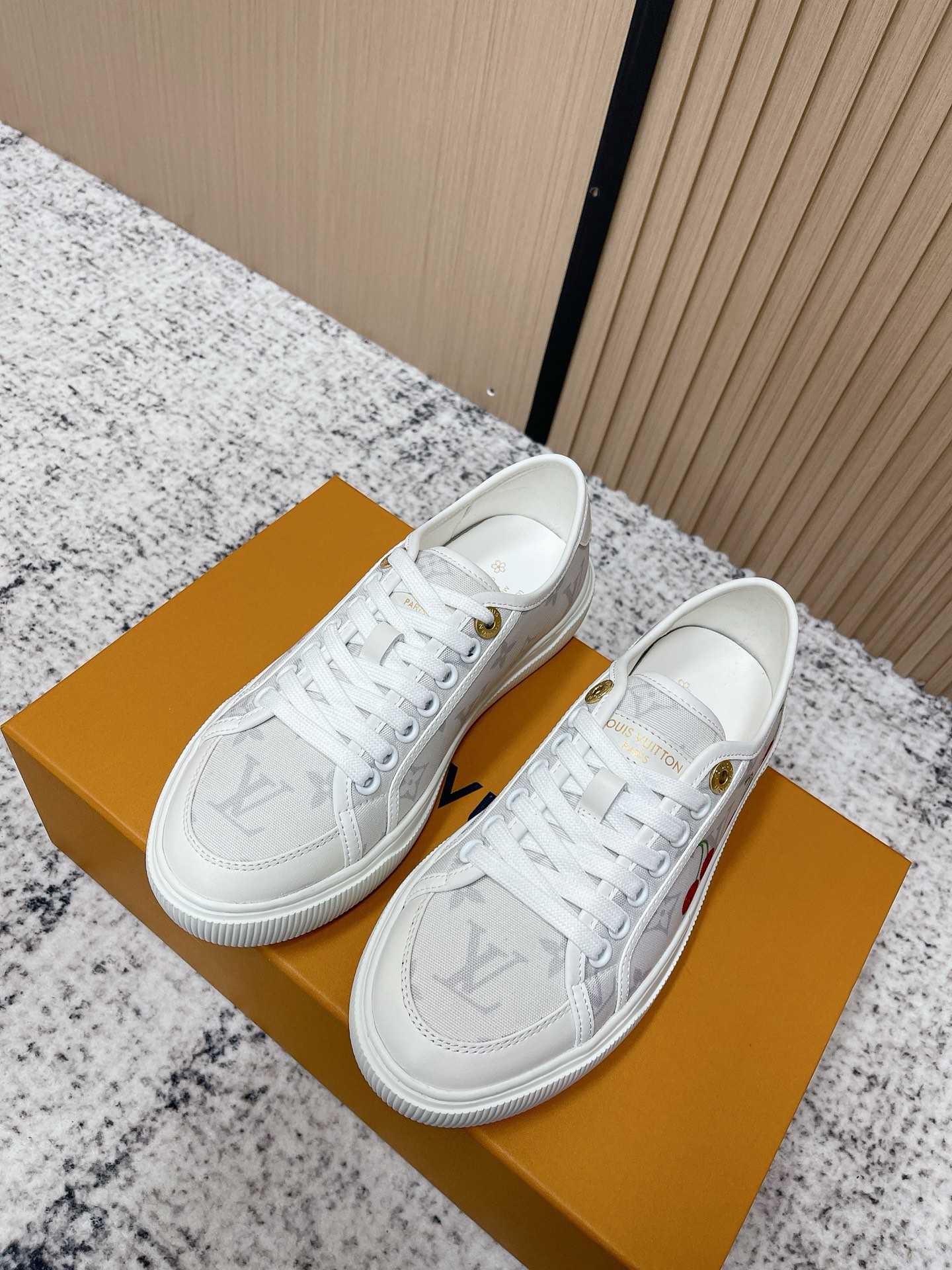 NO:706227,The top version of LV 26c new arrival~ A hot-selling new shoe model as soon as it was launched. The Lagoon Sneaker is made of Monogram denim, showing a classic style and exuding a light retro atmosphere. It has exquisite details, embellished with Louis Vuitton standard natural leather decoration and gold engraved logo perforations. It is also equipped with a white rubber sole embellished with a Monogram flower pattern, and the design is more perfect 55500. Come to the store to try it on, it is really good to wear and look good! ! Looks good with various styles, size 35-41 (customized at 40.41), casual shoes/sports shoes, louis vuitton, louis vuitton, sneakers19860909顶级版本 LV 26c new arrival～ 一上市就熱銷爆賣新鞋款 Lagoon Sneaker 採用Monogram牛仔布製作,展現經典風格,散發淡淡的復古氣息. 精緻的細節,綴有路易威登標準的天然皮革裝飾及金色鐫刻標誌穿孔.並配有綴有 Monogram花卉圖案的白色橡膠鞋底,設計更趨完美55500 趕快來店試穿看看,真的好穿又好看！！ 搭配各種風格都好看 size 35-41（40.41定做）,休闲鞋/运动鞋,louis vuitton,louis vuitton,sneakers,Women's Shoes