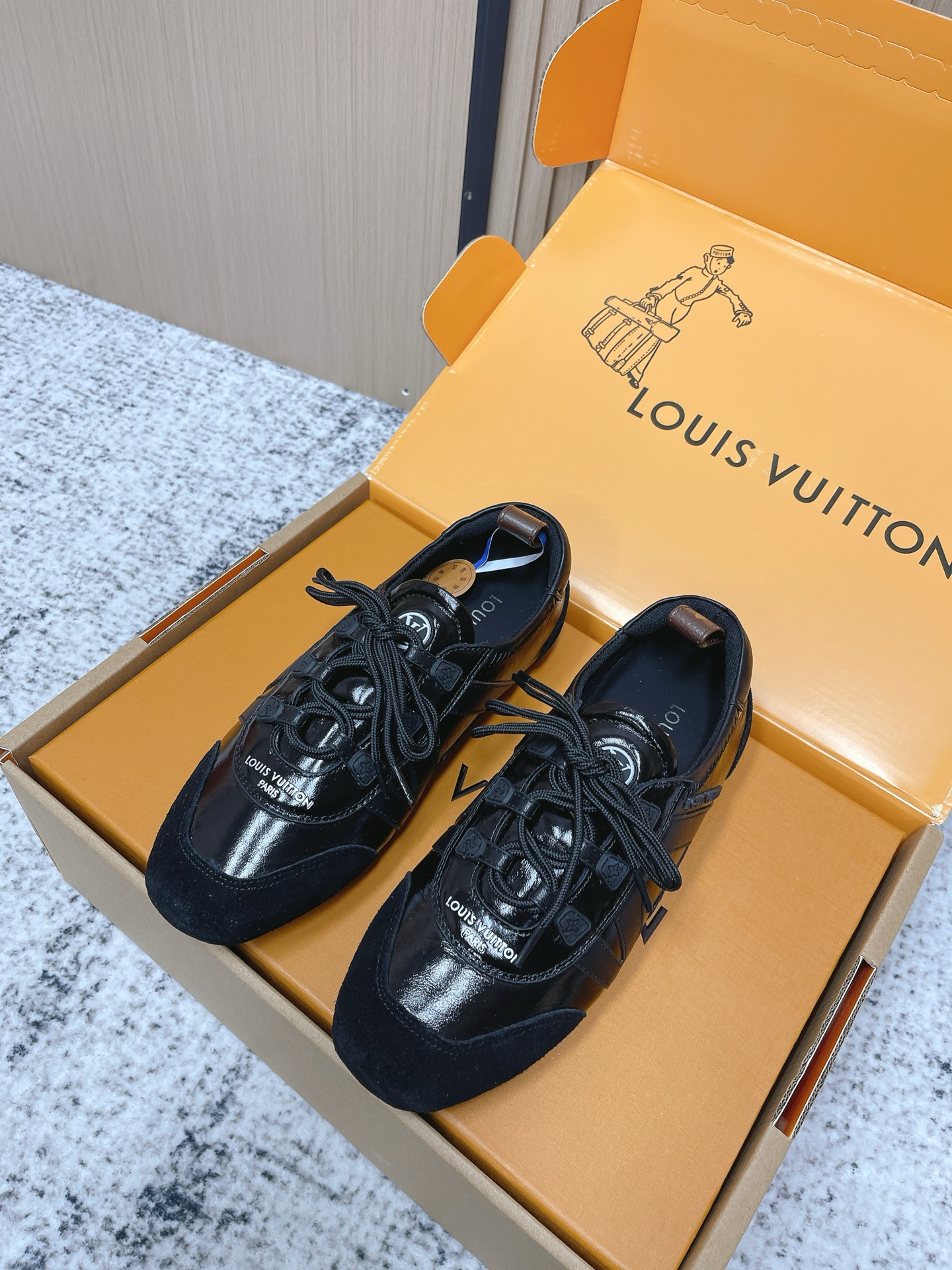 NO:706222,Top version Louis Vuitton Louis Vuitton spring and summer Sneakerina series ballet sneakers moral training shoes flat shoes three pairs of original purchased to develop perfect replica Sneakerina ballet style sneakers with silky suede cow leather to create smooth lines, combining the light structure of ballet shoes with the comfortable texture of sneakers. The LV logo on the side and the Monogram canvas back strap are rich in details, Sacchetto craftsmanship and TPU outsole upgrade the soft wearing experience  Fabric: Original customized imported first-layer cowhide, original customized breathable mesh lining, original open-molded injection molded TPU material for soles Size: #35-39 (female 40, custom-made, non-returnable), casual shoes/sports shoes, louis vuitton, louis vuitton, louis vuitton, louis vuitton, flats, sneakers, cowhide19860909顶级版本 Louis Vuitton路易威登驴牌春夏Sneakerina系列 芭蕾运动鞋 德训鞋 平底鞋 原版三对购入开发完美复刻Sneakerina 芭蕾风运动鞋以丝滑绒面牛皮革塑造流畅线条 兼具芭蕾舞鞋的轻盈构型和运动鞋的舒适质感. 侧面 LV 标识和Monogram 帆布后袢带丰富细节,Sacchetto 工艺和 TPU 外底升级轻柔穿着体验 面料:原版定制进口头层牛皮 内里原版定制透气网里 鞋底原版开模注塑TPU材质 Size: #35-39（女40 订做不退换）,休闲鞋/运动鞋,louis vuitton,louis vuitton,louis vuitton,louis vuitton,flats,sneakers,cowhide,Women's Shoes