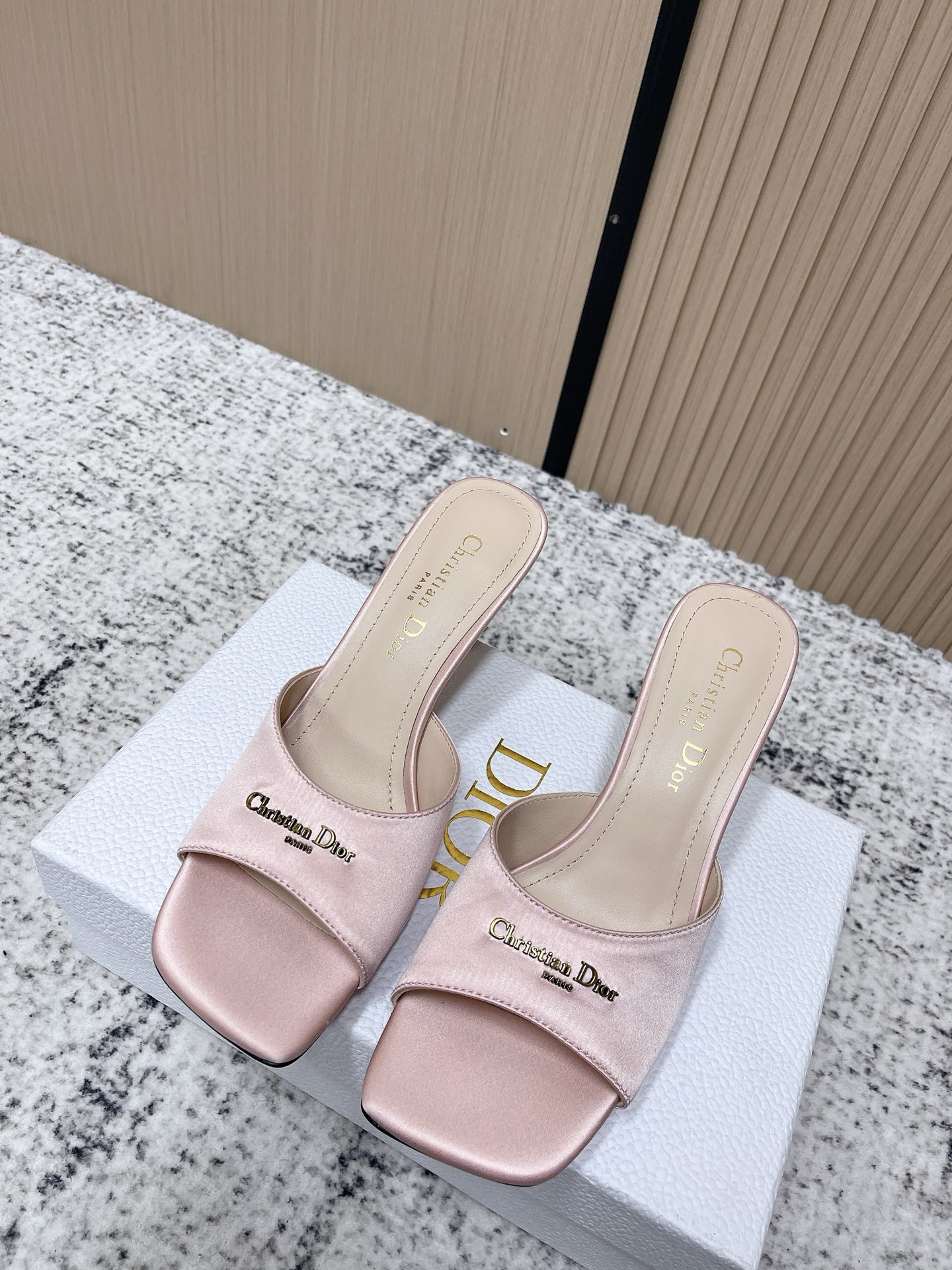 NO:707387,Top version Dior Dior 2026 early spring latest color Dior's satin high-heeled sandals, with 'Christian Dior' metal logo on the upper, full of brand feel. Open toe + stiletto heel design elongates the leg line and directly enhances the temperament!  The soles are soft and fit, comfortable to wear, and suitable for long-term walking. Whether it is worn with a dress or for daily commuting, it can be easily controlled, exquisite and practical, and is a must-have versatile item for fashionable girls. Size 35-39 (40 non-refundable), high heels and slippers, dior, dior, high heels, slippers19860909顶级版本 迪奥 Dior 2026 早春最新色Dior这款缎面高跟凉拖,鞋面有“Christian Dior”金属标志,品牌感满满.露趾+细高跟设计,拉长腿部线条,气质直接拉满！鞋底柔软贴合,穿着舒适,适合长时间行走.无论搭配礼服还是日常通勤,都能轻松驾驭,精致又实用,是时尚女孩必入的百搭单品. 码数35-39（40不退不换）,高跟鞋拖鞋,dior,dior,high heels,slippers,Women's Shoes