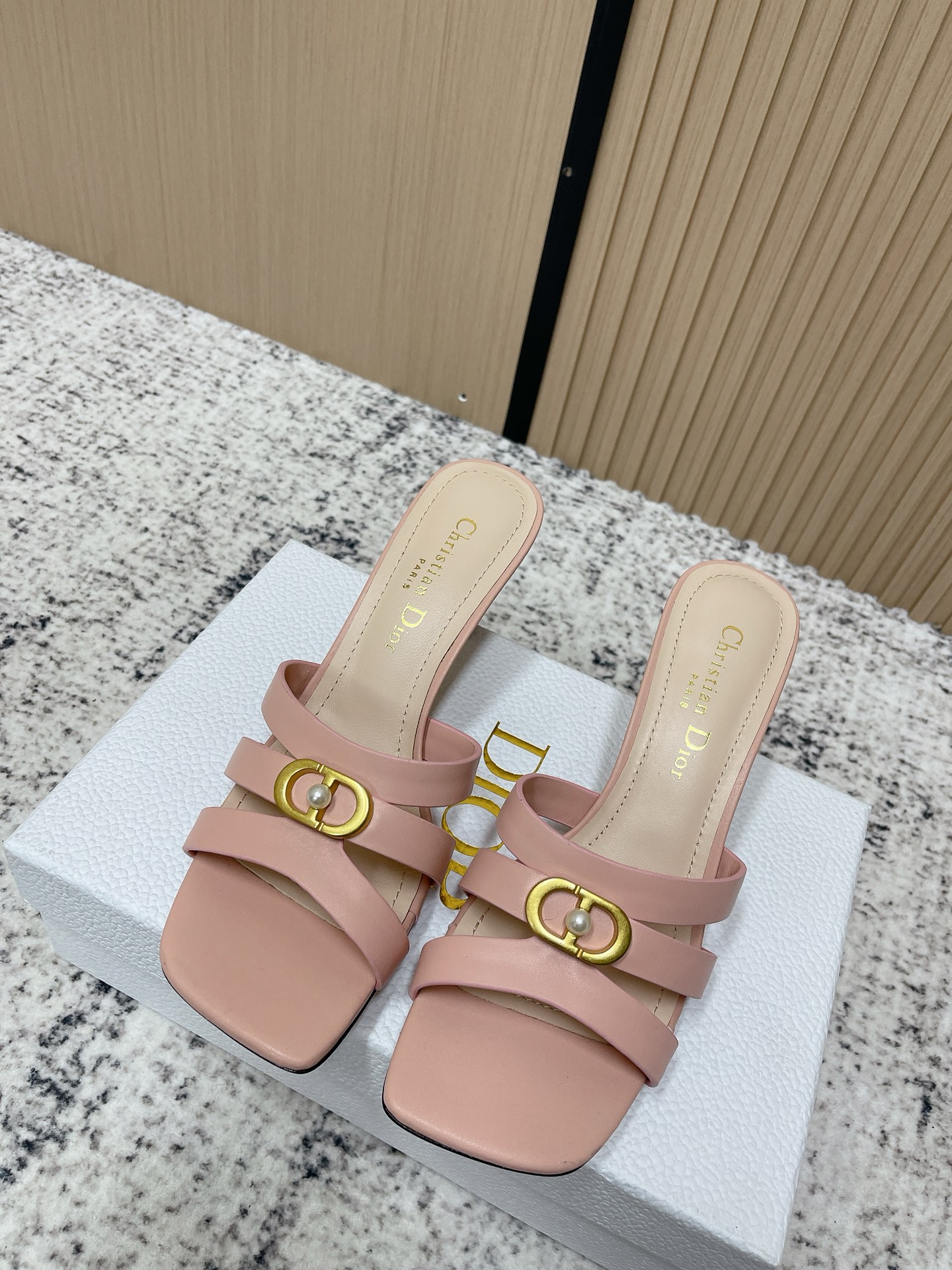 NO:707390,Top version Dior 2026 Early Spring Dior black pearl sandals, made of high-quality leather, with metal pearl buckles, elegant and refined. Square toe design + low heels, comfortable and fashionable, can be easily used in daily or formal occasions. The inner lining of the shoes is soft, fits the shape of the foot, and is not tiring to wear for a long time. The pearl buckle is a classic element of Dior, highly recognizable, and is a must-have and versatile item in the summer shoe cabinet!  Size 35-39 (40 non-refundable and non-exchangeable), high heels and slippers, dior, dior, high heels, slippers19860909顶级版本 迪奥 Dior 2026 早春Dior黑色珍珠凉拖,选用优质皮革,搭配金属珍珠扣,优雅精致.方头设计+低跟,舒适又时髦,日常或正式场合都能轻松驾驭.鞋内衬柔软,贴合脚型,长时间穿也不累.珍珠扣是Dior经典元素,辨识度超高,是夏季鞋柜必备百搭单品！ 码数35-39（40不退不换）,高跟鞋拖鞋,dior,dior,high heels,slippers,Women's Shoes