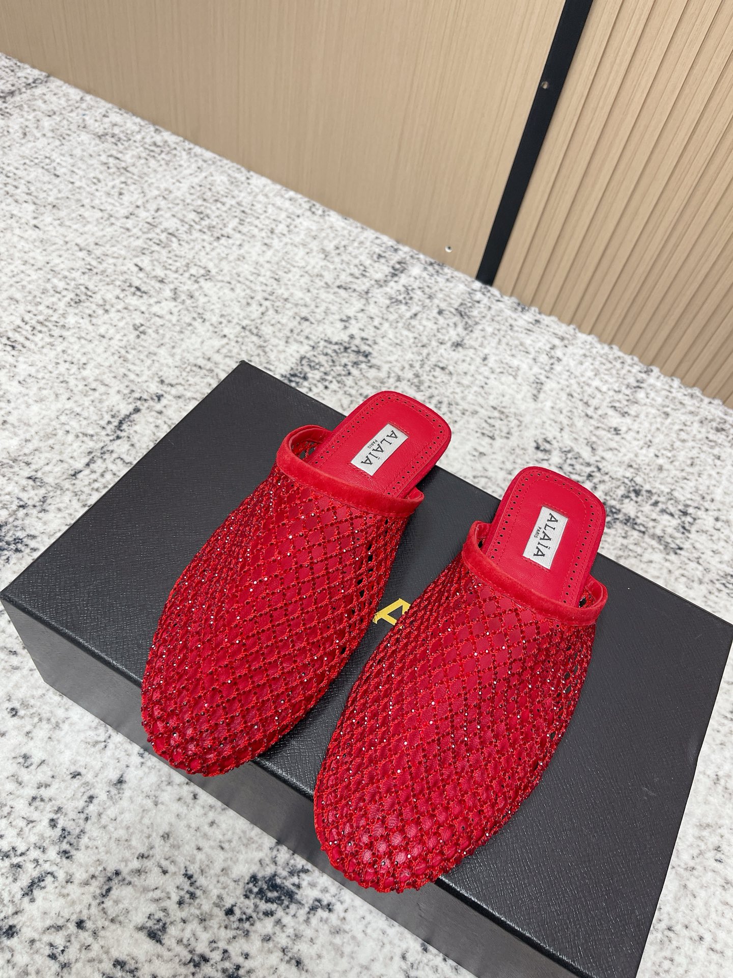 NO:707412,The top version of ALAIA 2026/ss French ballet flats and half-slippers. Beautiful hollow fishnet shoes, the latest crystal diamond-faced fishnet shoes. This classic Alaia flat ballet shoe draws inspiration from classic Japanese shoes; the upper is decorated with buckle straps, round toe shape, and rubber soles, bringing a soft and comfortable wearing experience. Made of fishnet fabric and suede goatskin, embellished with crystals, it is light and elegant, luxurious and eye-catching.  There is a looming hazy feeling~ The most beautiful fishnet shoes are on Alaia. They are extremely soft and easy to wear~ The shoes have good wrapping properties~ Fashionable and elegant~ Incomparably versatile~ You can choose skirts and trousers~ Relaxation, elegance, and tight control. Feminine ballet elements can be more than one style. A combination of hardness and softness, elegance and power, is the best way to open ballet shoes. The upper is delicate sheepskin/original custom-made crystal diamonds, and the inner padding sheepskin  Original molded rubber outsole, size 35-39 (40.41. Customized, non-refundable), half drag, alaia, skirts, sheepskin, sheep19860909顶级版本 ALAIA 阿莱亚2026/ss法式芭蕾舞鞋平底半拖 绝美镂空渔网鞋最新水晶钻面渔网鞋 该款经典Alaia平底芭蕾舞鞋,自经典日式鞋履汲取灵感；鞋面饰以带扣饰带,圆头造型,搭配橡胶鞋底,带来柔软舒适的穿着体验.由渔网面料和绒面山羊皮精制而成,缀以水晶,淡然优雅,奢华吸睛. 若隐若现的朦胧感～最美渔网鞋就在 Alaia 上脚巨软巨好穿～鞋型包裹性好～时尚优雅～无敌百搭～裙装裤装任你挑～松弛感、优雅感、拿捏的死死的 女性气质十足的芭蕾元素可不只一种风格,刚柔并济,既优雅又有力量,才是芭蕾舞鞋最好的打开方式. 鞋面细腻羊猄皮/原版定制水晶钻 内里垫脚羊皮 鞋底原版开模橡胶大底 码数35-39（40.41.定做不退换）,半拖,alaia,skirts,sheepskin,sheep,Women's Shoes