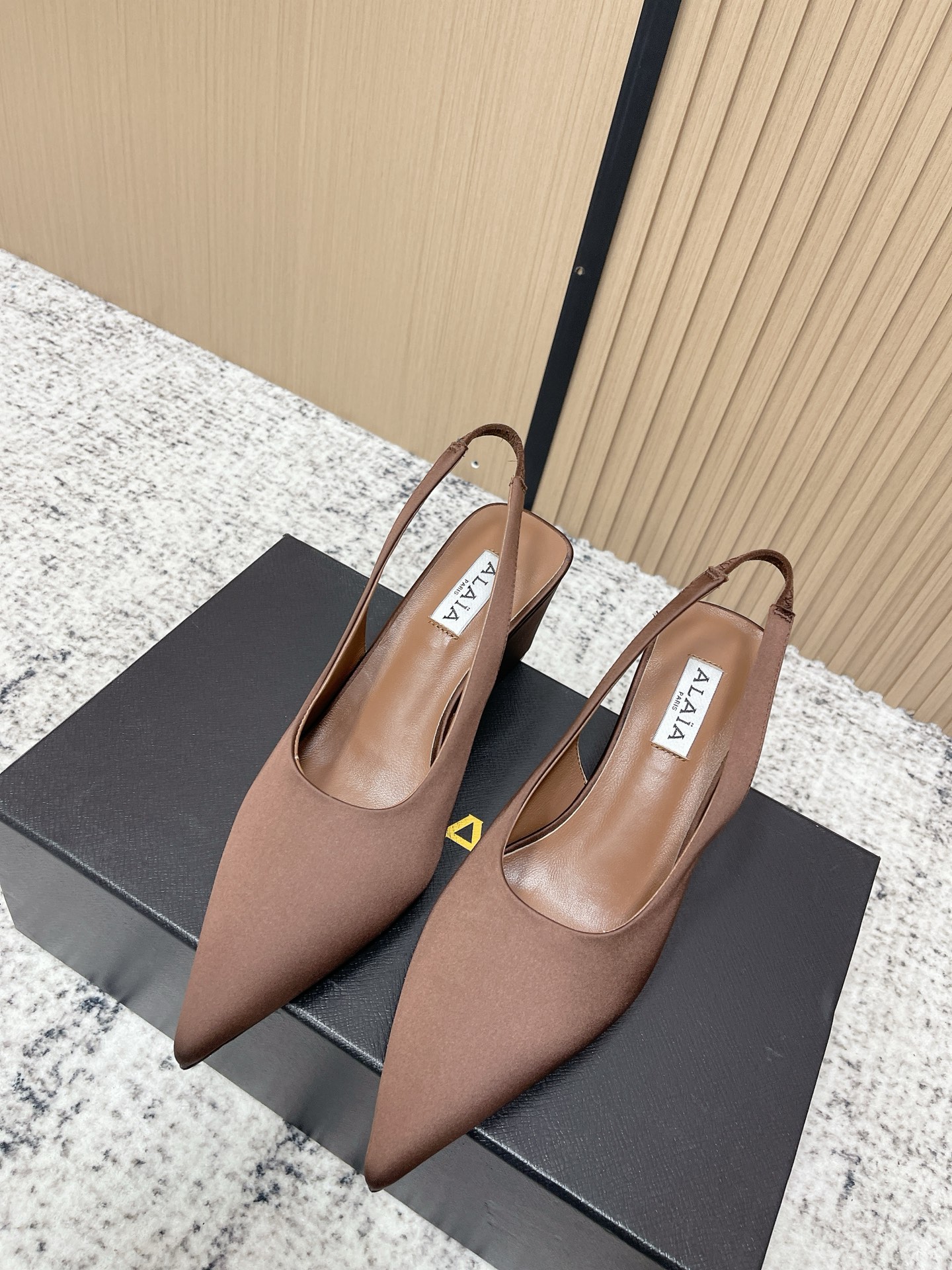 NO:707408,Top version 26ss new spring and summer ALAIA cube-heeled satin mules pointed toe high-heeled half-slipper sandals. These wedge-heeled mules have a pointed toe design and a unique cube heel. They are made of satin stretch fabric and are decorated with elastic heel straps. Easily create a fashionable and modern feel. The upper is customized silk satin, the lining is sheepskin, and the sole is original open-molded injection molded leather outsole.  Heel height 7.5cm, size 35-41 (40.41 customized, non-refundable), high heels and sandals, alaia, sandals, high heels, slippers, sheepskin, real silk, silk fabric, Leather soles19860909顶级版本 26ss春夏新款ALAIA阿莱亚立方体坡跟缎面穆勒鞋尖头高跟半拖鞋后空凉鞋 这款坡跟穆勒鞋,尖头设计,搭配别具一格的立方体鞋跟,采用缎面弹力织物制成.饰以弹性后跟饰带.轻松营造时尚摩登之感. 鞋面定制真丝绸缎面 内里垫脚羊皮 鞋底原版开模注塑真皮大底 跟高7.5cm 码数35-41（40.41定做不退换）,高跟鞋凉鞋,alaia,sandals,high heels,slippers,sheepskin,real silk,silk fabric,Leather soles,Women's Shoes