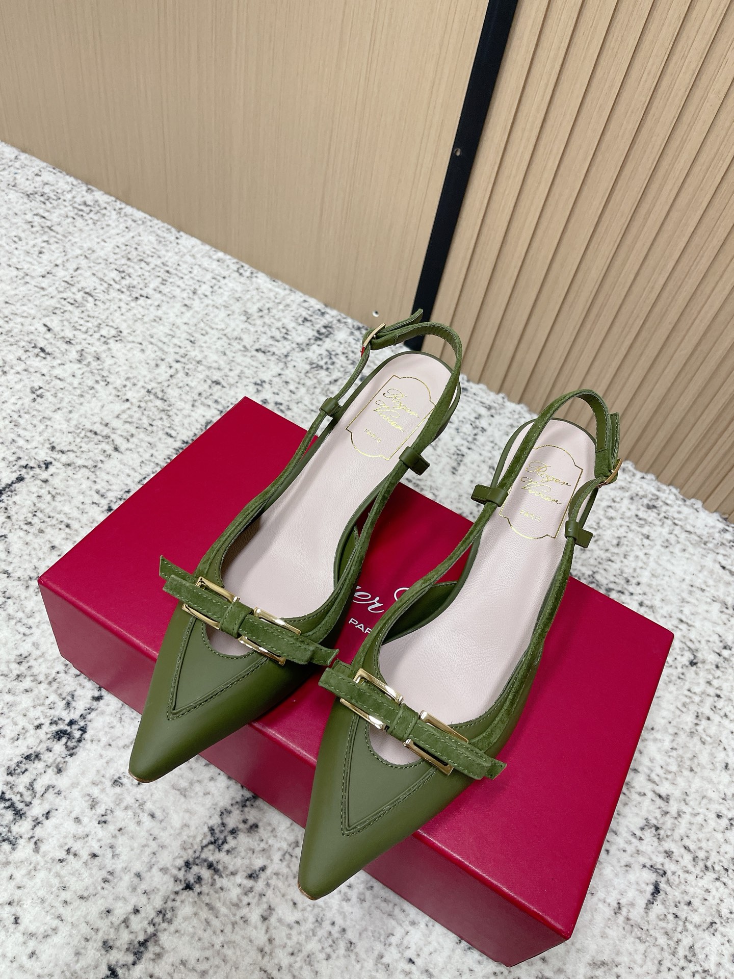 NO:707411,Purchasing agent level * RV26's latest white high-heeled shoes!  In the collision of retro elegance and modern deconstruction. The dark brown burgundy color is extracted from the mellow color of burgundy in autumn, precipitating the warm texture of classic leather; the pointed-toe shoe shape replicates the elegant shoe last of the 1950s, and the design of hollow straps and thin strap buckles breaks the regularity of traditional point-toe shoes.  , giving the shoes modern tension with the cutting sense of geometric lines. The bow metal buckle on the toe is the finishing touch, blending the softness of French romance and the neatness of minimalism, allowing the retro charm to find a new expression in contemporary aesthetics, which is not only suitable for the sophistication of formal occasions, but also hides the ingenuity of daily wear.  Material: imported sheepskin, imported sheepskin lining, Italian genuine leather outsole, size 35-40 (40. customized), high-heeled shoes, sandals, high heels, sheepskin, Leather soles19860909代购级 * RV26最新款显白高跟后空单鞋！ 复古优雅与现代解构的碰撞里.深棕调的酒红萃取自秋日勃艮第的醇酒色泽,沉淀出经典皮革的温润质感；尖头鞋型复刻了上世纪五十年代的优雅鞋楦,而镂空绑带与细带扣饰的设计,又打破了传统尖头鞋的规整,以几何线条的切割感赋予鞋履现代张力.鞋头的蝴蝶结金属扣则是点睛之笔,糅合了法式浪漫的柔婉与极简主义的利落,让复古韵味在当代审美中找到新的表达,既适配正式场合的精致,又暗藏日常穿搭的巧思. 材质:进口羊皮 内里进口羊皮 鞋底意大利真皮大底 码数35-40（40.定制）,高跟鞋凉鞋,sandals,high heels,sheepskin,Leather soles,Women's Shoes