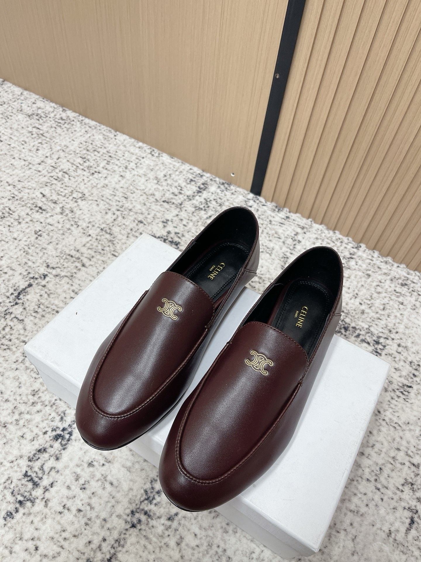 NO:707404,Top version CELINE 2026 new round-toe loafers, small leather shoes, old money style, simple, comfortable and not pressing on the instep~ This brogue shoe has simple lines and classic design, and the design decorated with CELINE logo details stands out among the loafers. The overall shoe shape is sleek and elegant, not bulky at all, can fully expose the ankle, and the proportion of the leg line is good. Mixed sheepskin upper, sheepskin lining, genuine leather outsole  Size35-40 (40 orders are not returnable), single shoes, celine, celine, loafers, sheepskin, Leather soles19860909顶级版本 赛琳 CELINE 2026新款圆头乐福鞋 小皮鞋  老钱风 简约 舒适不压脚背～ 这款布洛克鞋线条简约设计经典,饰以CELINE logo细节的设计在一众乐福鞋中脱颖而出,整体鞋型圆滑秀气一点不笨重,可以完全露出脚踝处,称的腿部线条比例较好 鞋面混种羊皮 内里羊皮 大底真皮大底 Size35-40（40订做不退换）,单鞋,celine,celine,loafers,sheepskin,Leather soles,Women's Shoes