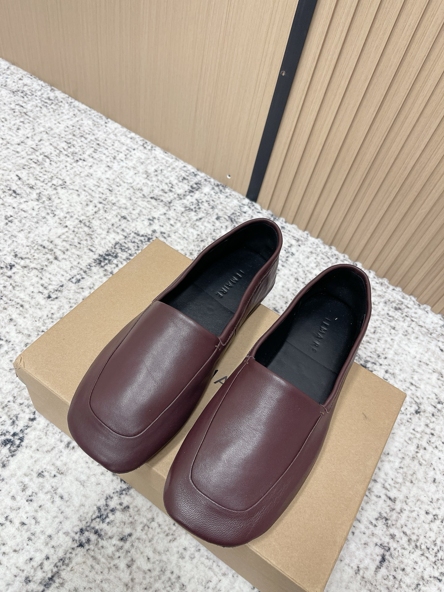 NO:707399,High-quality niche trendy brand Lemaire 2026 spring and summer new square-toe flat-soled simple casual loafers, comfortable slip-on small leather shoes!  It's a very simple design, and it looks like the leather on your feet is very comfortable. The lambskin upper is easier to take care of, and it feels more comfortable as you wear it, and it looks like new after being worn for a long time!  Sheepskin lining, soft and comfortable!  Overall, it is lightweight and suitable for daily use!  The popularity of this pair is exploding. What a beautiful pair!  Minimalist and casual, low-key and tasteful, exuding charming temperament everywhere!  The upper is made of imported lambskin, the lining is made of sheepskin, and the Italian imported genuine leather outsole. Size: 35-41 (40.41 custom-made, non-refundable), single shoes, loafers, sheepskin, Leather soles19860909高品质 小众潮牌Lemaire 2026春夏新款方头平底简约休闲乐福鞋舒适一脚蹬小皮鞋单鞋！ 很简易的设计,看样子上脚皮质都很舒服的感觉,小羊皮的鞋面更容易打理,越穿越舒服,久穿如新！内里垫脚绵羊皮,柔软舒适！整体轻便也很适合日常哦！ 这双热度直接爆炸啦 太好看的一双啦！极简随意,低调有品,处处散发着迷人的气质！ 鞋面采用进口小羊皮 内里垫脚羊皮 意大利进口真皮大底 码数:35-41（40.41定做不退换）,单鞋,loafers,sheepskin,Leather soles,Women's Shoes