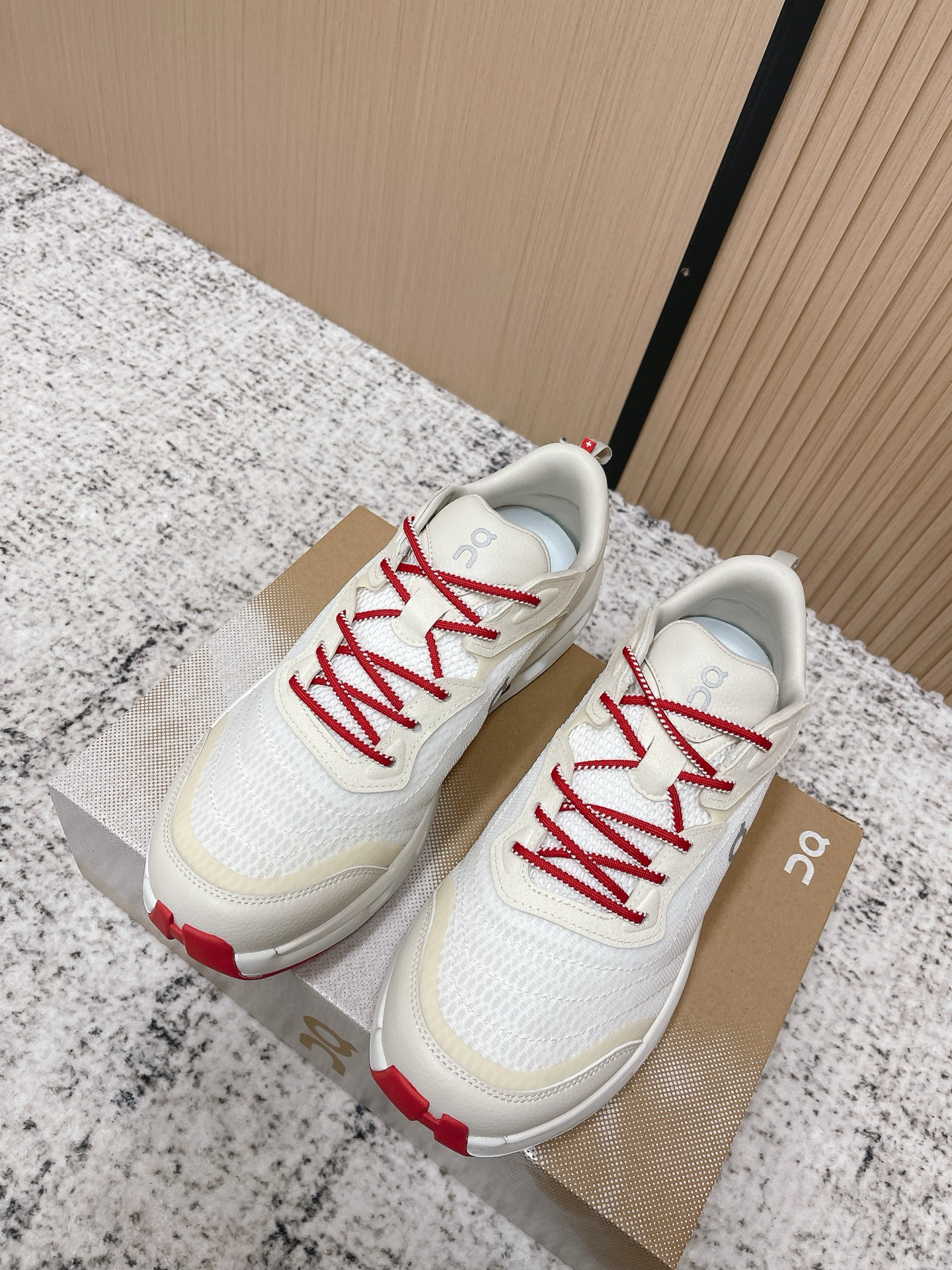 NO:707394,The top version [ON] Cloudsurfer 2 new comprehensive physical training sneakers Cloud  X combines the advantages of stability and agility, multi-functionality, lightweight feel and flexible feedback, and is one of the favorite footwear products for fitness enthusiasts. The first ultra-thick-soled monster running shoe Cloudmonster is loaded with the largest Cloudtec module, soft cushioning and strong rebound experience, which also made it famous in one battle. It has entered the selection list of entry-level running shoes for heavy-weight sports enthusiasts and mass runners. Sizes 35-45 (female 40.41, male 45), casual shoes/sports shoes, sneakers19860909顶级版本【ON】Cloudsurfer 2 全新综合体能训练运动鞋Cloud X 舒适乐趣跑,缓震、轻量 On昂跑上演中底“变形计” ,打破传统格局缔造柔软脚感. On昂跑对于值友来说已经是个相对熟悉的品牌了,旗下的经典款Cloud X兼具稳健敏捷、功能多面,轻量脚感和灵活反馈等优点,是健身爱好者最喜欢的鞋履产品之一.首发的超厚底怪兽跑鞋Cloudmonster,加载最大的Cloudtec模块,柔软的缓震和强力的回弹体验,也让他一战成名,进入大体重运动爱好者和与大众跑者的入门跑鞋心选名单. 尺码35-45（女40.41.男45）,休闲鞋/运动鞋,sneakers,Women's Shoes