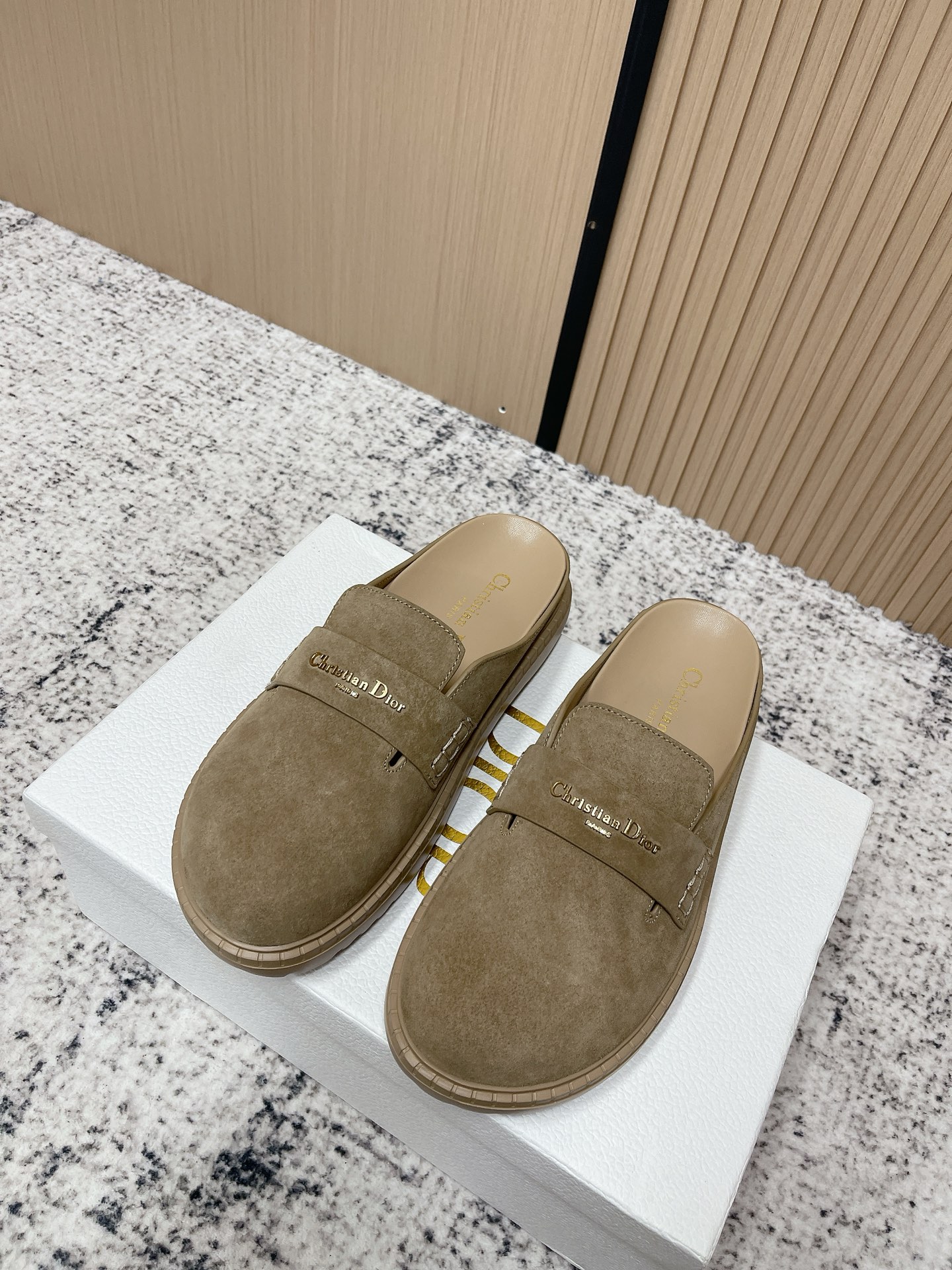 NO:707392,Purchasing-grade Dior Dior 26 spring and summer new Birkenstock slippers and half slippers, classic, high-end, elegant, gentle and casual ~ Super invincible, good-looking and comfortable on the feet, showing temperament. Fabric imported suede, soft and comfortable, sheepskin lining, original ip foam sole, ultra-light outsole Size35-41 (40.41 custom-made, non-returnable), half-slip, dior, dior, slippers, sheepskin, chamois leather19860909代购级 Dior 迪奥 26春夏新款 勃肯拖鞋半拖 经典高级优雅温柔随心所欲 ～ 上脚超级无敌好看舒服 彰显气质 面料进口麂皮 柔软舒适 内里羊皮 鞋底原版ip发泡超轻大底 Size35-41（40.41订做不退换）,半拖,dior,dior,slippers,sheepskin,chamois leather,Women's Shoes