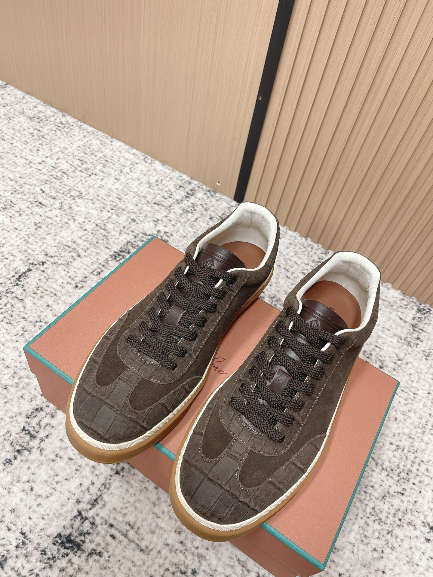 NO:707414,Purchasing-grade men's model, Loro Piana, old-money style moral training shoes/muller drag top upgraded version, the entire series is new. This year's Lp has a new color, the color is very stunning, suitable for summer and very versatile and white. Loro Piana's Summer Charms may seem ordinary, but in fact, you will love it when you wear it. It is comfortable, light, breathable and easy to care for. It can satisfy all your demands for midsummer shoes. It is Summer Charms Walk!  Size39-45 (45 customized), casual shoes/sports shoes, loro piana, loro piana, sneakers19860909代购级男款  诺悠翩雅 老钱风德训鞋/穆勒拖顶级升级版全系列上新啦.今年的Lp再出新色,颜色非常的惊艳,适合夏天的同时又非常百搭显白 Loro Piana之Summer Charms看似平淡无奇,实则一穿倾心,舒适 轻便 透气 易打理,你对盛夏鞋履的一切诉求,它都可以满足你,它就是Summer Charms Walk！ Size39-45（45定做）,休闲鞋/运动鞋,loro piana,loro piana,sneakers,Women's Shoes