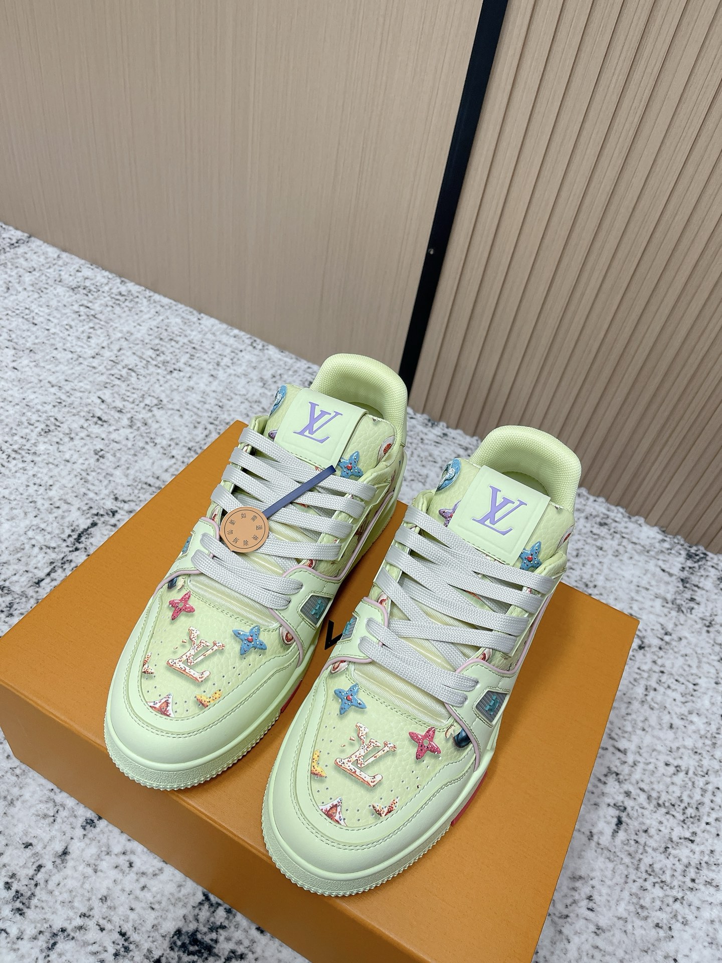 NO:707410,Top version LV trainer for couples~~New upgraded version~~Classic return Couple model, skateboard shoes, basketball shoes, sports shoes... LV new sports series; retro style sense; embraces many classic elements of the family; super handsome~~ Full leather fabric, with LV badge cloth cover, breathable gauze lining, original outsole, original shoe last, more details compared to the real product, perfect and high  size 35-45 (female 40.41 male 45 custom-made), casual shoes/sports shoes, louis vuitton, sneakers19860909顶级版本 情侣款 LV trainer~~全新升级版~~经典回归 情侣款,滑板鞋,篮球鞋,运动鞋…… LV全新运动系列；复古风视感；拥入家族多方面经典原素；超级帅气~~ 全皮革面料,搭配Lv徽章布面,透气纱网内里,原版大底,原版鞋楦,更多细节对比大货实物完美高 size35—45（女40.41男45定做）,休闲鞋/运动鞋,louis vuitton,sneakers,Women's Shoes