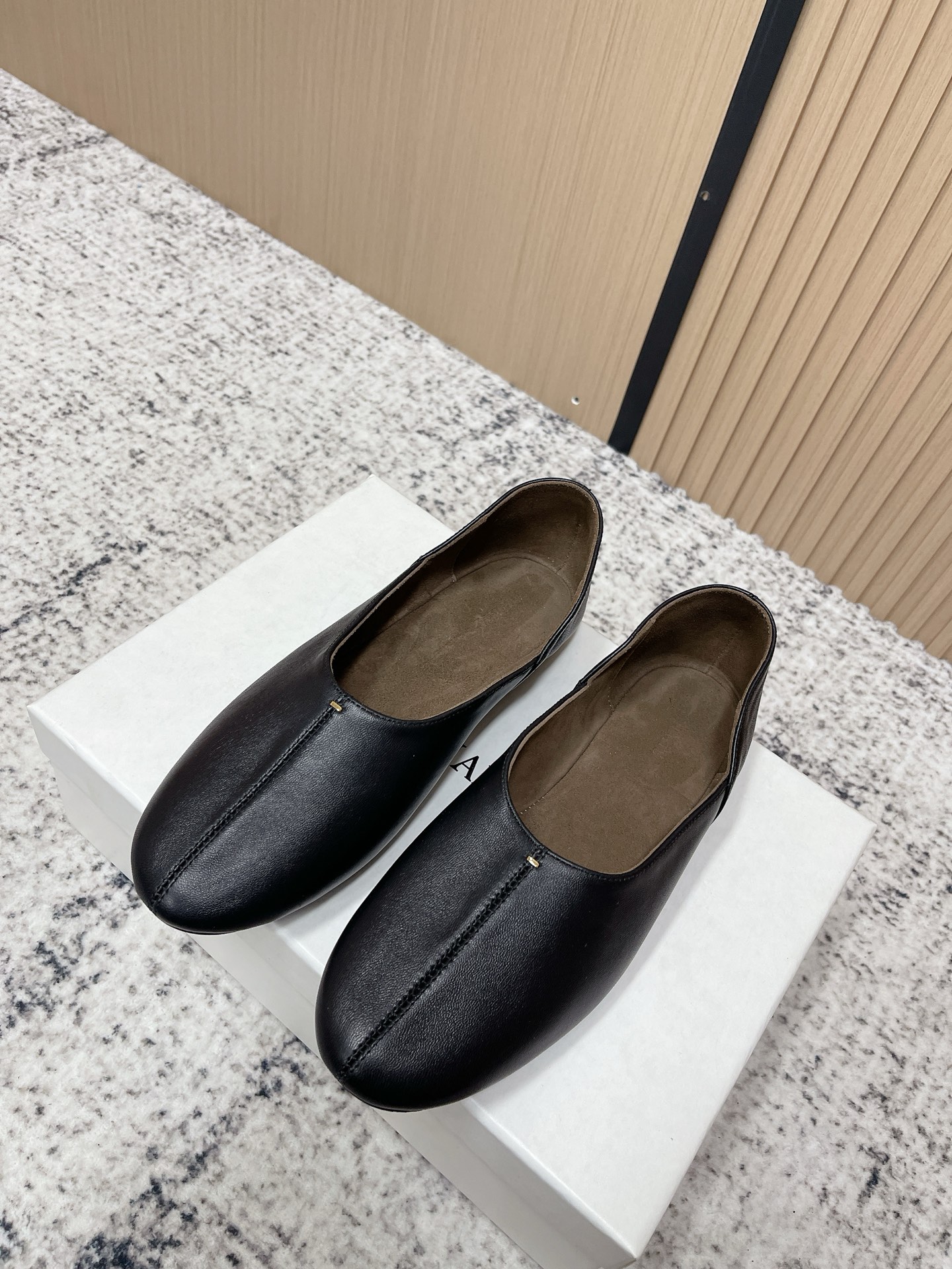 NO:707407,Top Version Khaite 2026 Spring and Summer New Horsehair Flat Ballet Shoes Mary Jane Shoes Granny Shoes Slip-On Loafers The minimalist and avant-garde design has made Khaite famous in the fashion industry in recent years. In just a few years, it has become one of the most popular clothing brands. It is simple and everyday, yet feminine and sensual, and many Old Celin*, fashion celebrities and independent women are obsessed with it!  Intellectual elegance!  Upper sheepskin/horse hair, inner foot pad sheepskin, sole Italian leather outsole, size 35-39 (40.41 custom-made, non-refundable), single shoes, celine, loafers, mary jane, sheepskin, Leather soles19860909顶级版本 Khaite 2026春夏新款 马毛平底芭蕾舞鞋玛丽珍单鞋奶奶鞋一脚蹬乐福鞋 极简前卫的设计,让Khaite近年响亮时尚界.短短几年间已经成为最受欢迎的服装品牌之一.它简约日常,又不失女性化与感性,让很多Old Celin*、时尚名人和独立女性为它痴迷！知性优雅！ 鞋面羊皮/马毛 内里垫脚羊皮 鞋底意大利真皮大底 码数35-39（40.41定做不退换）,单鞋,celine,loafers,mary jane,sheepskin,Leather soles,Women's Shoes