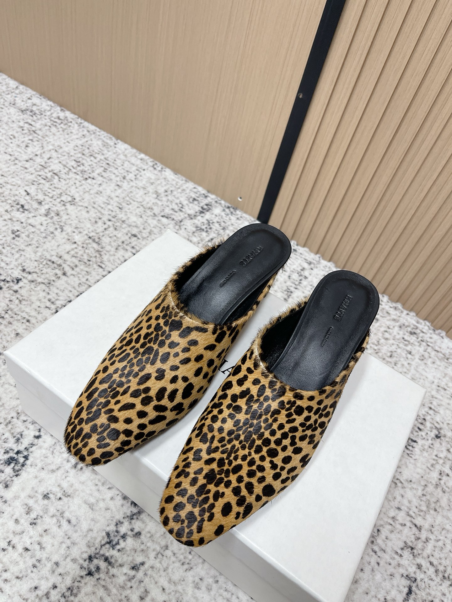 NO:707405,The top version Khaite 26/ ss early spring new pointed-toe Muller half-slipper high-heeled shoes adopt slightly square-point Muller half-slipper type. The toe line is neat and slightly rounded. It can modify the proportion of the foot without picking the foot shape. The heelless design makes it easy to put on and take off. The low-heeled structure takes into account the elegance and comfort of daily walking.  The basic black and white models are made of matte and fine leather material, which is soft to the touch and has a high-end texture; the leopard print model is made of horse hair, with a natural and three-dimensional texture, adding wild details; the shoe body has no unnecessary decoration, and is only outlined with a simple hemming process, highlighting the brand's low-key luxury. Upper cowhide/horse hair lining Sheepskin Outsole Italian leather outsole 5cm higher  Size#35-41 (40.41 customization is not returnable), half-slip high heels, high heels, slippers, cowhide, sheepskin, Leather soles19860909顶级版本 Khaite 26/ ss 早春新款尖头 穆勒半拖 高跟鞋 采用微方尖的穆勒半拖鞋型,鞋头线条利落且略带圆润弧度,不挑脚型还能修饰脚部比例；无后跟的穿脱设计便捷性拉满,低跟的结构兼顾了优雅感与日常行走的舒适度. 基础黑、白款选用哑光细腻的真皮材质,触感软糯且质感高级；豹纹款采用马毛材质,纹理自然立体,增添野性细节；鞋身无多余装饰,仅以简洁的包边工艺勾勒轮廓,凸显品牌低调的奢华感. 鞋面牛皮/马毛 内里羊皮 大底意大利真皮大底 增高5cm Size#35-41码（40.41定制不退换）,半拖高跟鞋,high heels,slippers,cowhide,sheepskin,Leather soles,Women's Shoes