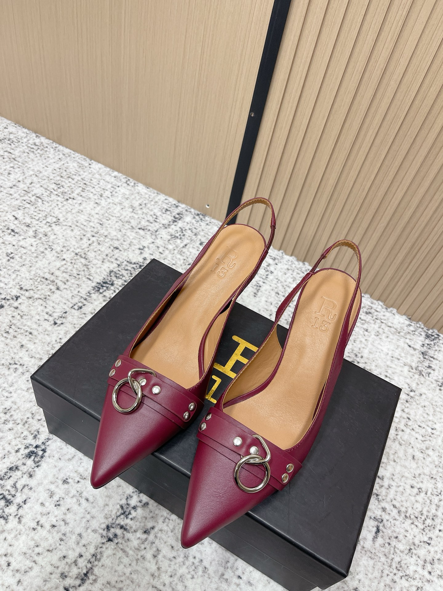 NO:707401,# Purchasing Level Niche trendy brand R13 26/ Spring and summer catwalk style pointed toe high-heeled shoes simple retro hardware buckle pointed toe flat shoes small leather shoes!  Here comes a pair of shoes that can be worn all year round. A pair of divine all-season shoes. Simple retro design. The key is that they are 100% comfortable for everyday shopping. They will always become a cabinet decoration. A must-have for cool girls. Super slim legs. Perfect matching. Fashionable and versatile. Upper: Imported calfskin. Lining: water-dyed cowhide. Sole: Italian imported genuine leather outsole. Size#35-41 (40  41 customized), high heels sandals, sandals, high heels, cowhide, Leather soles19860909#代购级 小众潮牌R13 26/ 春夏走秀款 尖头 高跟 单鞋 简易复古五金扣饰尖头平跟单鞋小皮鞋！ 一年四季可都以穿的单鞋了来,一双神封的四季鞋 约简复古设 计 关键舒是百适分逛街常日可都,不绝会成鞋为柜里的设摆, 酷女孩必备 超腿显细.配搭无毫鸭梨 髦时又搭百ins  鞋面: 进口小牛皮 内里: 水染牛皮 鞋底: 意大利进口真皮大底 Size#35-41（40 41定做）,高跟鞋凉鞋,sandals,high heels,cowhide,Leather soles,Women's Shoes