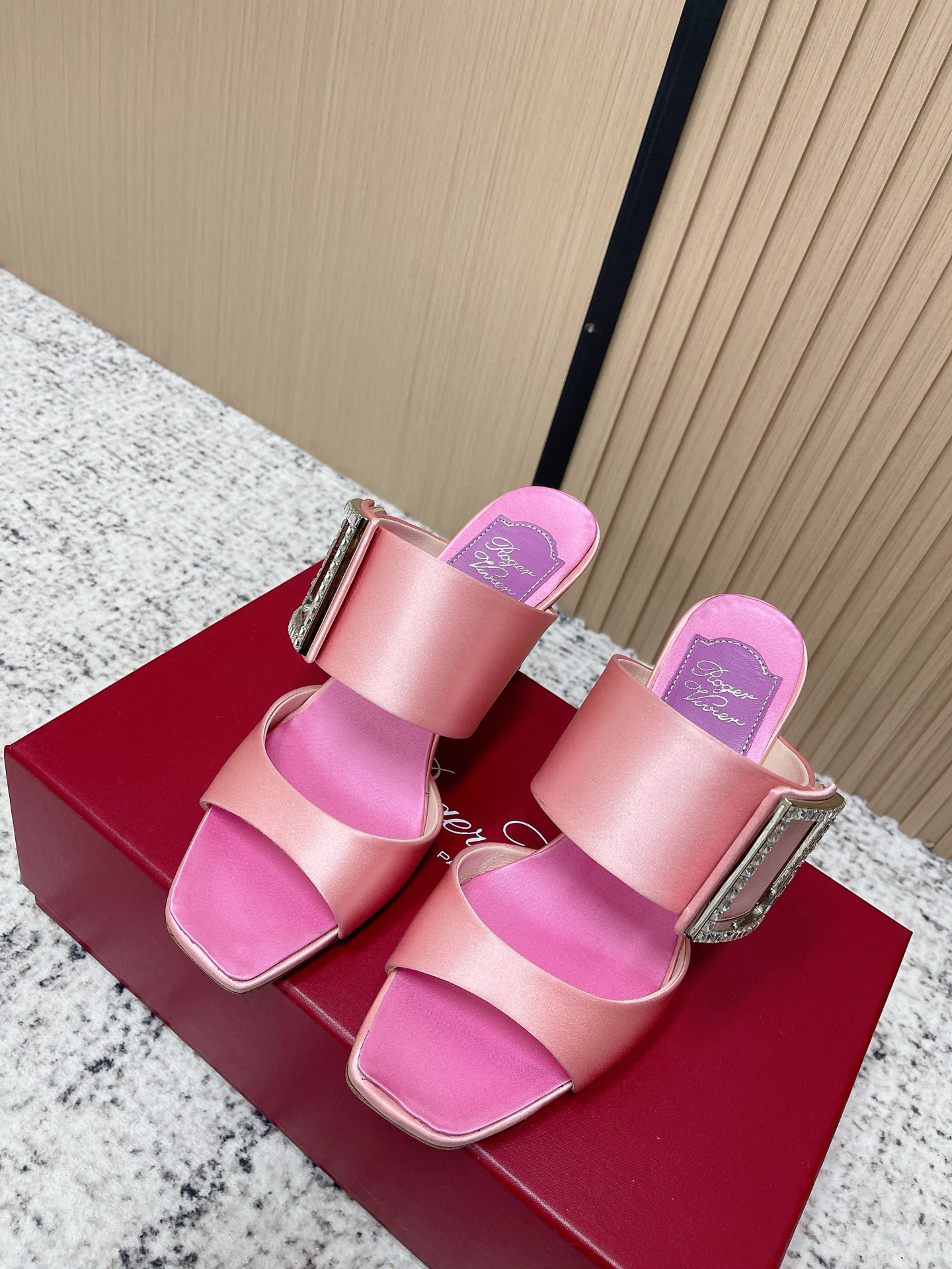 NO:707397,The top version of Roger Vivier RV's new Trompette series pink satin mules, one-line slippers, high heels, trumpet heel design, elegant and comfortable. The glossy satin upper + classic square diamond buckle is full of sophistication, the pink lining is super gentle, and the square toe design is fashionable and practical. Whether it is a dinner party, a wedding or daily wear, it can be easily controlled, and the urban lady temperament is directly enhanced!  The fabric is custom-made satin, the lining is sheepskin, the sole is leather outsole, Heel height: 8.5cm, Size: 35-40 (40 orders are not returnable), half-slip high heels, roger vivor, high heels, slippers, sheepskin, silk fabric, Leather soles19860909顶级版本  Roger Vivier RV新品Trompette系列粉色缎面穆勒鞋一字拖鞋 高跟鞋 喇叭跟设计,优雅又舒适.鞋面光泽缎面+经典方形钻扣,精致感满满,粉色内衬超温柔,方头设计时尚又实用.无论晚宴、婚礼还是日常穿搭,都能轻松驾驭,都市淑女气质直接拉满！ 面料为定制绸缎 内里羊皮 鞋底为真皮大底 跟高: 8.5cm Size: 35-40（40订做不退换）,半拖高跟鞋,roger vivier,high heels,slippers,sheepskin,silk fabric,Leather soles,Women's Shoes