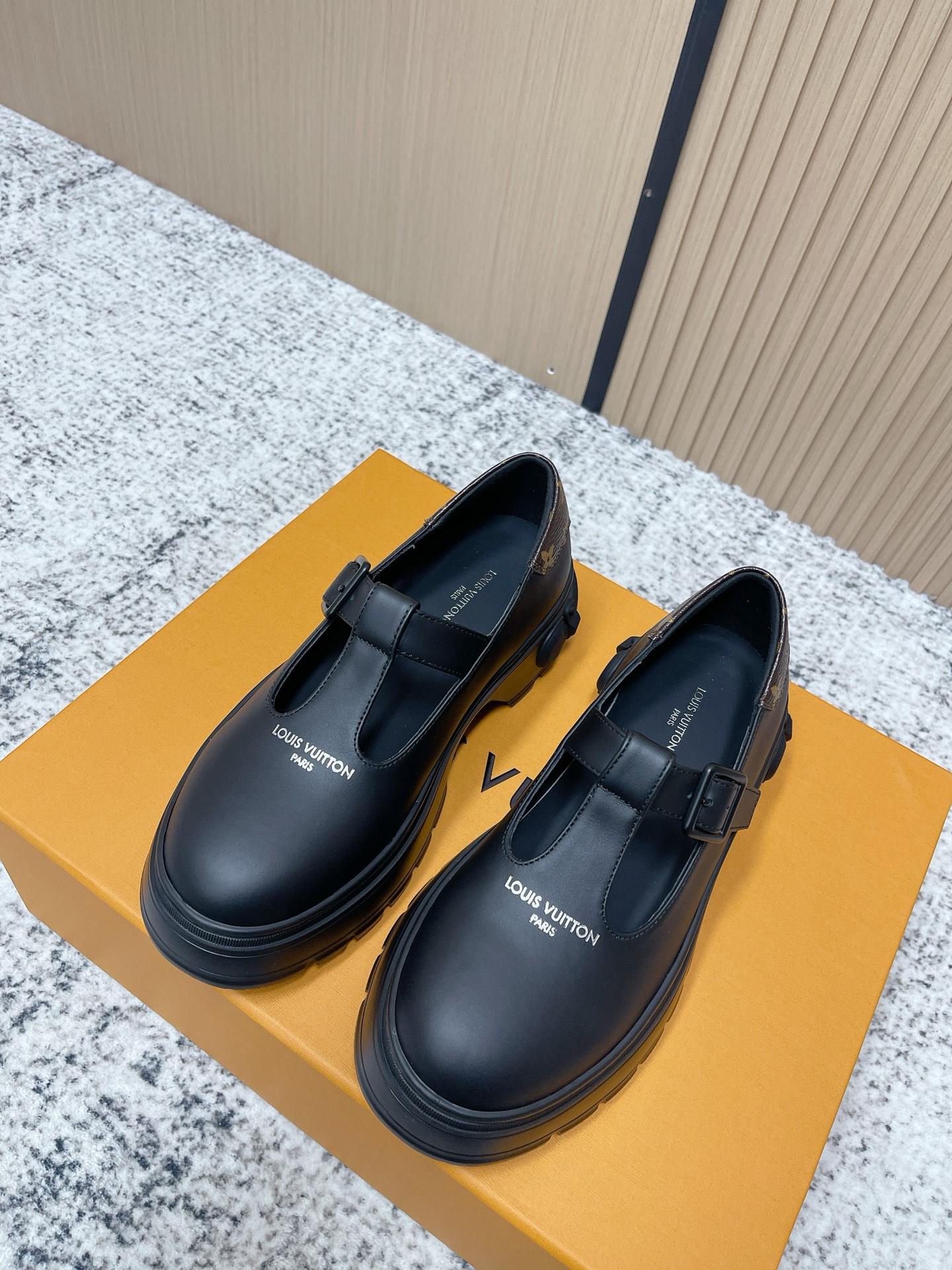 NO:789896,The top version of LV 26 early spring new thick-soled Mary Jane small leather shoes. This black thick-soled Mary Jane small leather shoes, with a classic T-strap and metal buckle, are retro and practical. The thick-soled design makes the legs taller and longer, and the soles are non-slip. They are OK for daily commuting or long walks. The heel has the LV presbyopia brand pattern, full of details, British style + modern sense, can be easily matched with skirts and trousers, and can be switched between sweet and cool or college style!  Comfortable and fashionable, all sisters can wear ~ Calfskin upper/open edge beads/Lv presbyopia, lambskin lining, original open molded foam sole, size 35-39 (customized at 40.41), Mary Jane, louis vuitton, mary jane, skirts, cowhide, sheepskin19860909顶级版本 LV 26早春新品厚底玛丽珍小皮鞋 这款黑色厚底玛丽珍小皮鞋,搭配经典T字带和金属扣,复古又实用.厚底设计显高显腿长,鞋底防滑,日常通勤或长时间走路都很OK .后跟有LV老花品牌花纹,细节满分,英伦风+现代感,裙装裤装都能轻松搭配,甜酷or学院风随心切换！舒适又时髦,姐妹们都能穿～ 鞋面小牛皮/开边珠/Lv老花 内里小羊皮 大底原版开模发泡鞋底 码数35-39（40.41订做）,玛丽珍,louis vuitton,mary jane,skirts,cowhide,sheepskin,Women's Shoes