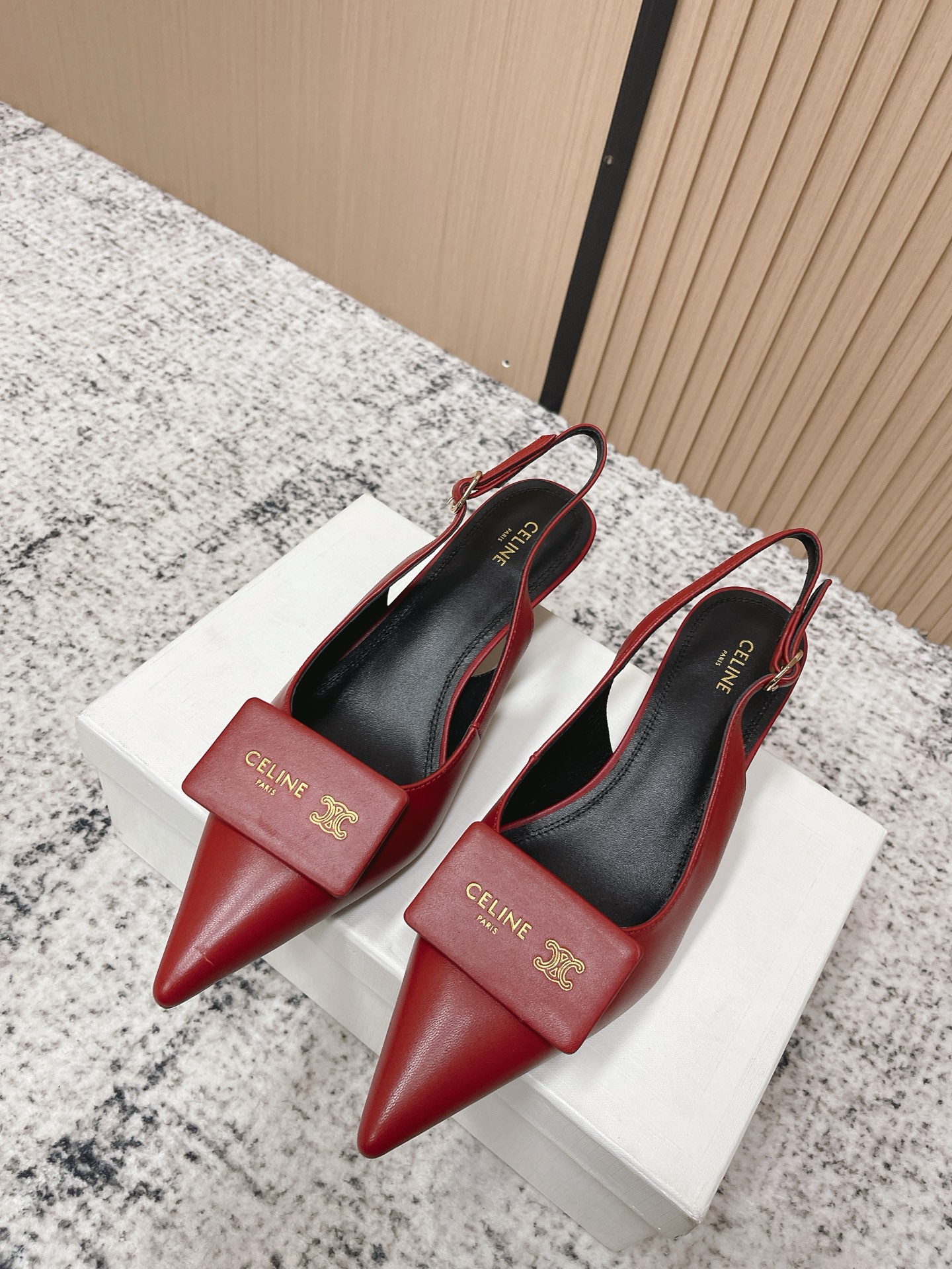 NO:789872,Top version CELINE Celine 26/ss early spring iconic label slingback buckle stiletto high heels CELINE lambskin kitten heels, black pointed toe + empty back strap design, French elegance and ability. The metal nameplate on the upper is super recognizable, and the details are perfect!  The kitten heel is about 3-5cm, elongates the legs and is very comfortable, and can be easily controlled when commuting or dating. The lambskin material is soft and delicate, but be careful to waterproof it~ Pair it with a suit or skirt, you can easily choose the urban elite or French atmosphere. Fabric: Customized lambskin Lining: Sheepskin Sole: Genuine leather outsole Heel height: 3.5cm Size:  #35-41 (customized at 40.41), high heels and sandals, celine, celine, sandals, high heels, skirts, business suit, sheepskin, Leather soles19860909顶级版本 CELINE赛琳 26/ss 早春 标志性标签 露跟搭扣 细跟 高跟鞋 CELINE小羊皮小猫跟鞋,黑色尖头+后空绑带设计,法式优雅又干练.鞋面金属铭牌超有辨识度,细节满分！小猫跟约3-5cm,拉长腿型还很舒适,通勤约会都能轻松驾驭心.小羊皮材质柔软细腻,但要注意防水哦～搭配西装或裙装,都市精英or法式氛围感轻松拿捏 面料: 定制小羊皮 内里: 羊皮 鞋底: 真皮大底 跟高: 3.5cm Size: #35-41（40.41订做）,高跟鞋凉鞋,celine,celine,sandals,high heels,skirts,business suit,sheepskin,Leather soles,Women's Shoes