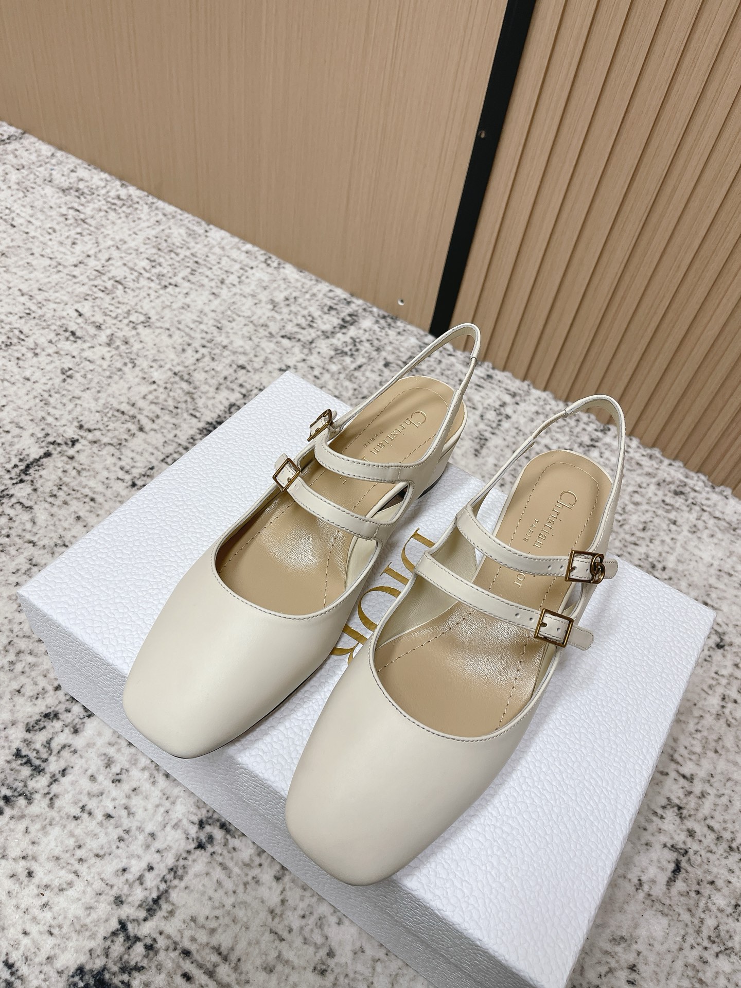 NO:789894,Top version Dio*D-Cherie Dior's new CD pointed toe buckle back high-heeled sandals. This Dior Cherie slingback high-heeled shoes reinterpret the classic Mary Jane shoes with an elegant shape. Black soft cow leather upper, adjustable double laces highlighted on the front, embellished with an interlocking gold-finished metal CD logo inspired by the Dior archives. It can add elegance to various looks. Cute and playful, reducing age without losing the sense of high-end ~ the sense of a rich family ~ elegant and elegant lady style!  The upper is made of original imported custom calfskin, the lining is sheepskin, and the Italian grade A leather outsole. The heel height is 8/4cm. Size: 35-39 (40.41.42 custom-made and non-refundable). Sandals, dior, dior, sandals, mary jane, high heels, cowhide, sheepskin, Leather soles19860909顶级版本 Dio*D-Cherie迪奥新款CD尖头搭扣后空高跟凉鞋 这款Dior Cherie露跟高跟鞋以高雅的造型重新诠释经典的玛丽珍鞋.黑色柔软牛皮革鞋面,正面突显可调节的双系带,点缀以灵感源自Dior档案的相扣的金色饰面金属CD标志.可为各式造型增添优雅气质. 可爱俏皮减龄又不失高级感～富家千金即视感～高雅大气名媛风！ 鞋面采用原版进口定制小牛皮,内里垫脚羊皮,意大利A级真皮大底 跟高8/4cm Size:35-39（40.41.42定做不退换）,凉鞋,dior,dior,sandals,mary jane,high heels,cowhide,sheepskin,Leather soles,Women's Shoes