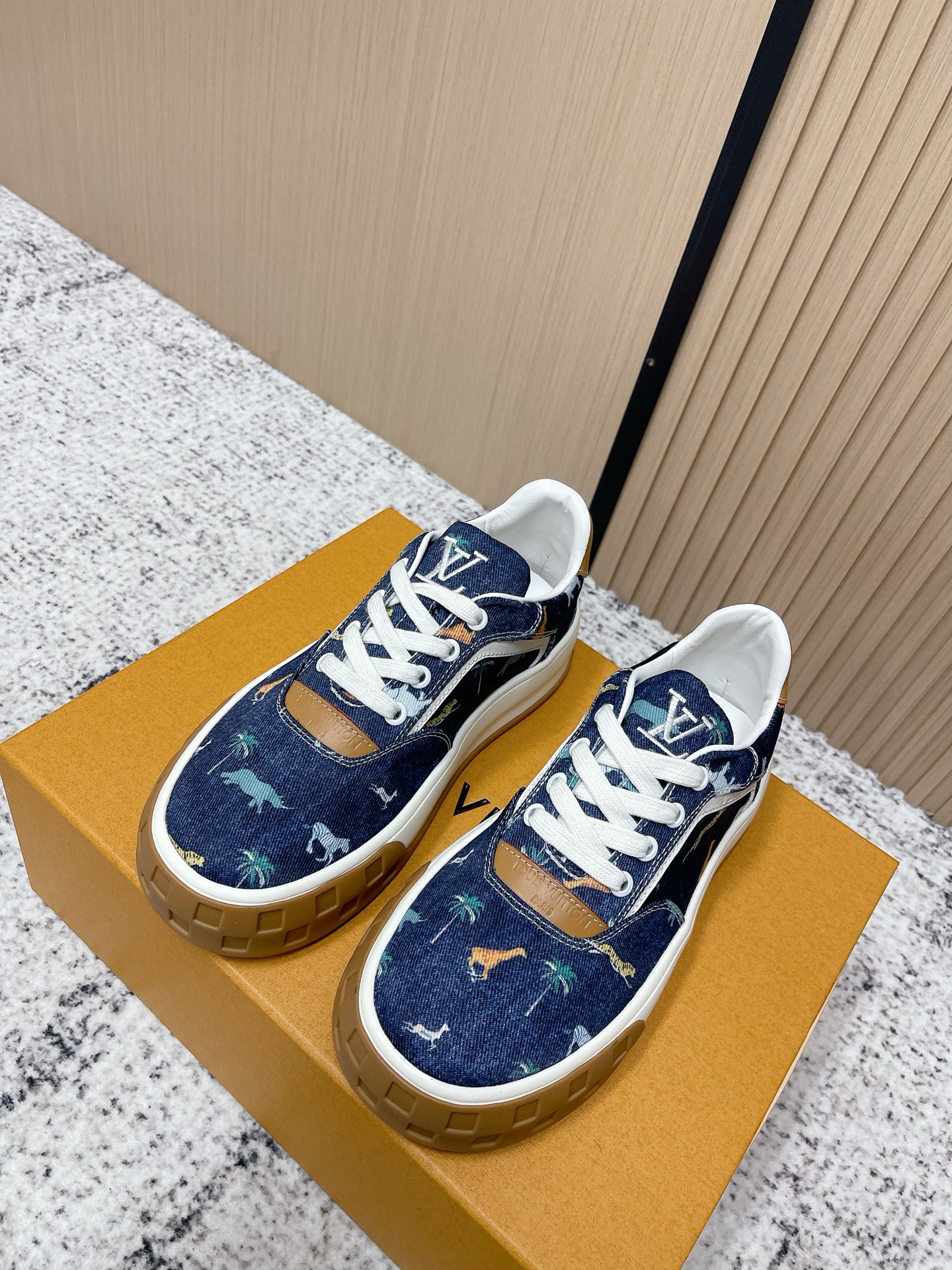 NO:787707,Upgraded version of LV Louis Vuitton Donkey brand, the latest catwalk style Tilted series for couples, thick-soled casual sneakers, original purchase and development, production, catwalk style Tilted sneakers to shine, using classic checkerboard texture sole, LV tongue, diagonal irregular logo, fabric: original imported first-layer cowhide, lining sheepskin, original molded lightweight foam outsole, sole thickness 4CM  Size35-45 (female 40.41 male 45 custom-made, non-returnable), casual shoes/sports shoes, louis vuitton, louis vuitton, louis vuitton, sneakers, cowhide, sheepskin19860909升级版 LV路易威登 驴牌 情侣款最新走秀款Tilted系列 厚底 休闲 运动鞋 原版购入开发 做货 走秀款Tilted 运动鞋 大放异彩 采用经典棋盘格纹理鞋底 鞋舌LV 斜倒不规则logo 面料:原版进口头层牛皮 内里羊皮 鞋底原版开模轻质发泡大底 底厚4CM Size35-45（女40.41男45定做不退换）,休闲鞋/运动鞋,louis vuitton,louis vuitton,louis vuitton,sneakers,cowhide,sheepskin,Women's Shoes