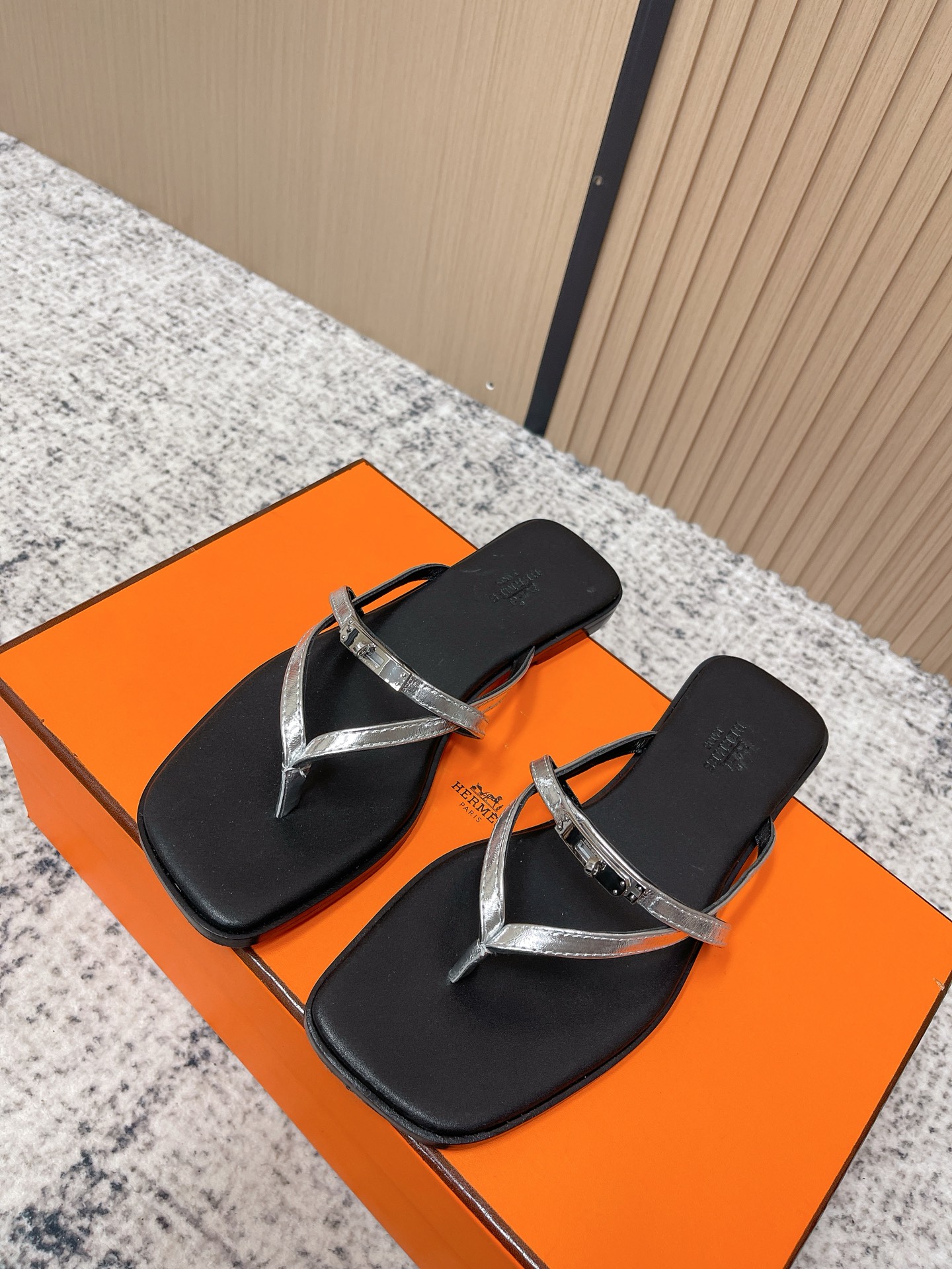 NO:789892,Top version Hermes Miss kelly buckle thong flat flip-flops. Calf leather sandals, with mini version of the classic kelly shoe buckle. The cross design presents a simple and soft shape. The upper is original imported calf leather/cowhide lining. Imported genuine leather outsole size 35-39 (40/41 customization is non-returnable), split-toe shoes, hermes, hermes, sandals, slippers, cowhide, Leather soles19860909顶级版本 Hermes爱马仕Miss kelly扣夹趾平底人字拖鞋 小牛皮凉鞋,搭配迷你版的经典kelly鞋扣· 交叉设计呈现简约柔美造型 鞋面为原版进口小牛皮/ 牛皮内里 进口真皮大底 size35-39（40/41定制不退换）,分趾鞋,hermes,hermes,sandals,slippers,cowhide,Leather soles,Women's Shoes