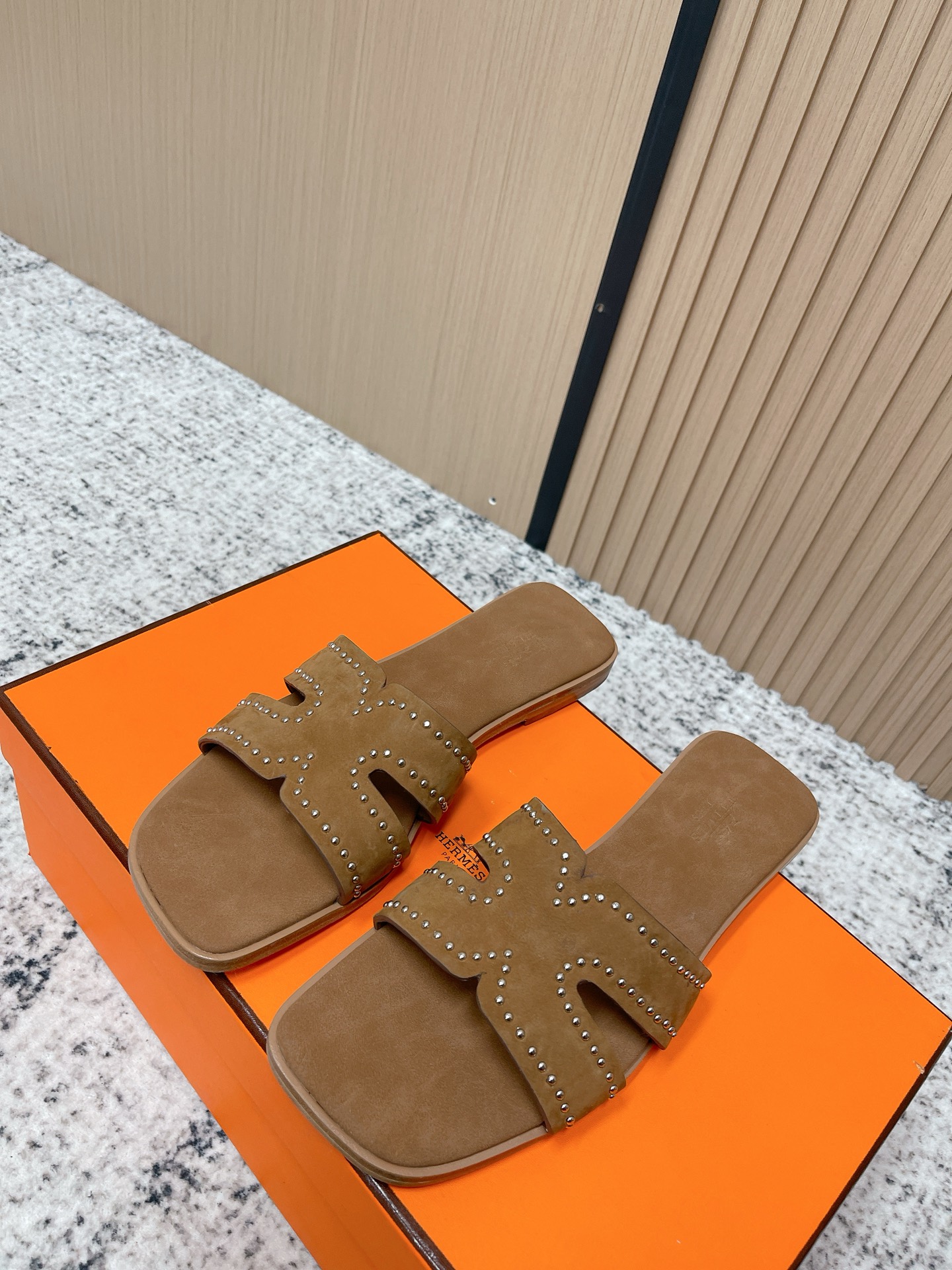 NO:721810,Top version Hermes Hermès new slippers H slippers sandals original purchase and development production classic shoe style This shoe is the finishing touch in your wardrobe, fully demonstrating the classic Hermes style. Fabric cowhide Leather foot pads Sole original Italian leather outsole Sole thickness 1CM Size: women's 35-39 (40/41 order), slippers, hermes, hermes, sandals, slippers, cowhide, Leather soles19860909顶级版本 Hermes爱马仕 新款 拖鞋 H拖 凉鞋 原版购入开发 做货 经典鞋型 此鞋款是您衣橱中的点睛单品,充分展现爱马仕经典风格 面料牛皮 垫脚牛皮里 鞋底原版意大利真皮大底 底厚1CM Size:女款35-39（40 /41订）,拖鞋,hermes,hermes,sandals,slippers,cowhide,Leather soles,Women's Shoes