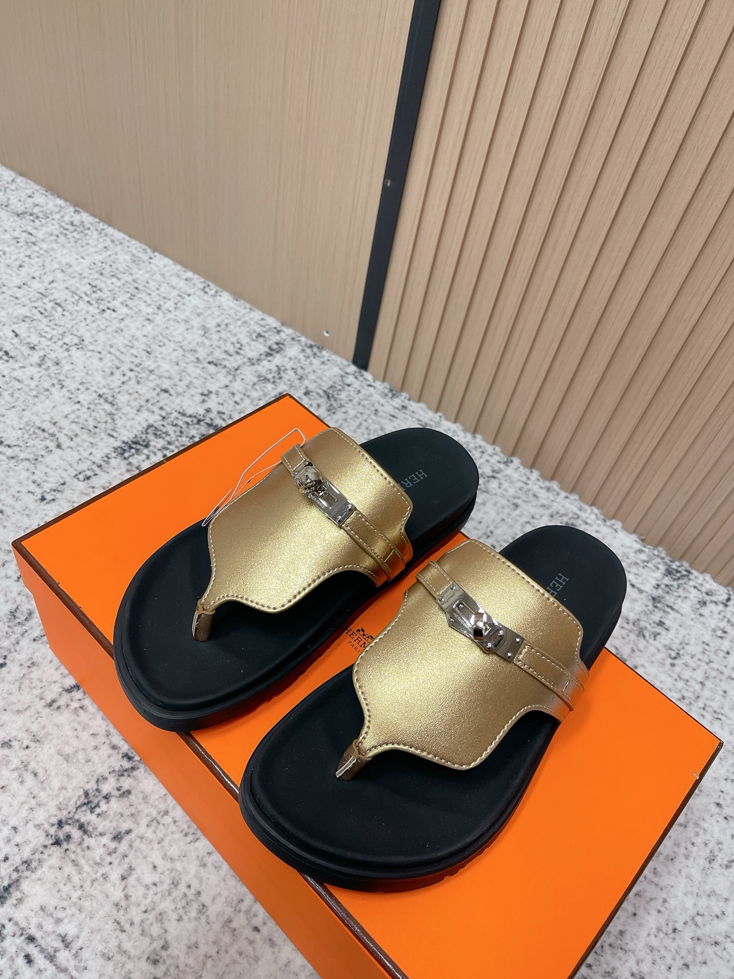 NO:789882,Top version for women and men 10 Hermes H Home Empire sandals Kelly buckle classic second uncle slippers flip-flops flat second uncle slippers couple casual lazy shoes new color suede leather functional sandals with ergonomic soles and classic Kelly shoe buckles. The design is simple and smooth, creating a comfortable and casual look. Upper cowhide/fine sheepskin leather sole original open-molded TPU non-slip outsole  Size female 35-39 (40.41 customized, non-refundable) Male 39-44 (38.45.46 customized, non-refundable), slippers, hermes, hermes, sandals, slippers, cowhide, sheep, chamois leather19860909顶级版本女 男10 Hermes 爱马仕 H家 Empire凉拖鞋 Kelly扣经典款二舅拖鞋夹脚人字拖平底二舅凉拖鞋情侣款休闲懒人鞋新配色 麂皮牛皮机能凉鞋,搭配人体工学鞋底和经典Kelly鞋扣. 设计简约流畅,打造舒适休闲造型. 鞋面牛皮/细腻羊猄皮 鞋底原版开模TPU防滑大底 码数女35-39（40.41定做不退换） 男39-44（38.45.46定做不退换）,拖鞋,hermes,hermes,sandals,slippers,cowhide,sheep,chamois leather,Women's Shoes