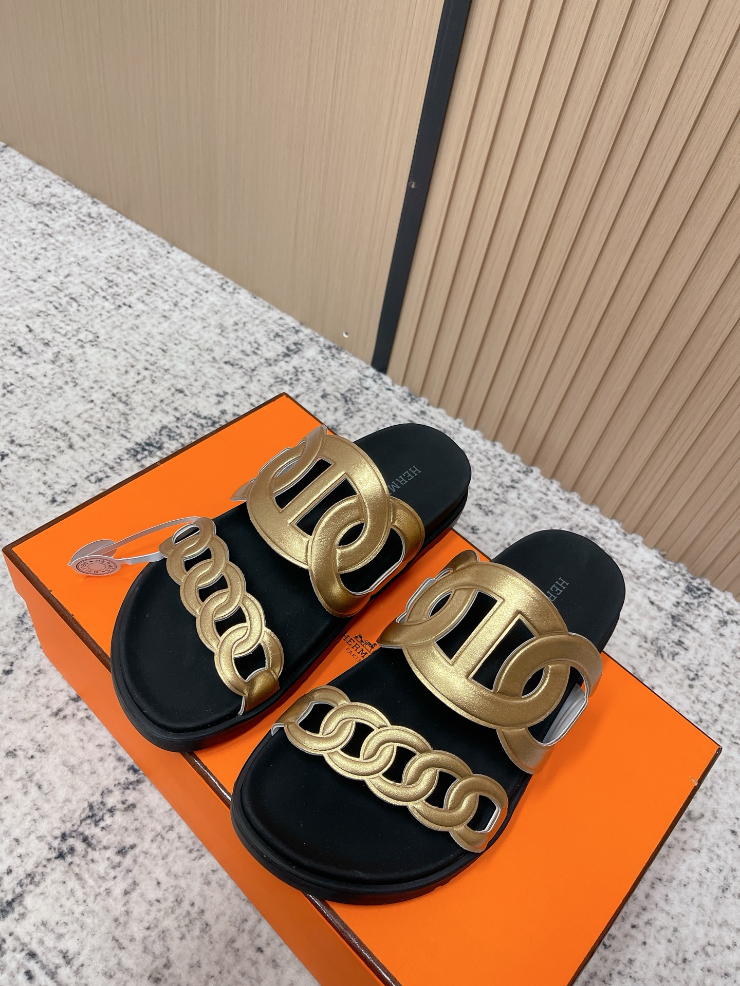 NO:789884,Top version for women and men 10 Hermes H Home Extra pig nose sandals classic second uncle slippers H-shaped Velcro flat bottom second uncle slippers thick-soled casual lazy shoes new color matching suede goatskin functional wind sandals with ergonomic rubber soles and straps inspired by the classic Chaine d'Ancre pattern. Suitable for summer wear and create a fashionable look. Upper cowhide leather/fine sheepskin leather  Original open-molded TPU non-slip outsole, size female 35-39 (40.41 customized, non-refundable), male 39-44 (38.45.46 customized, non-refundable), slippers, hermes, hermes, sandals, slippers, cowhide, sheepskin, sheep, chamois leather19860909顶级版本女 男10 Hermes 爱马仕 H家 Extra猪鼻子凉拖鞋经典款二舅拖鞋H型魔术贴平底二舅凉拖鞋厚底休闲懒人鞋情侣款新配色 麂皮山羊皮机能风凉鞋,搭配人体工学橡胶鞋底,袢带灵感源自经典Chaine d'Ancre图案.适合夏日穿着,打造时尚造型. 鞋面牛皮/细腻羊猄皮 鞋底原版开模TPU防滑大底 码数女35-39（40.41定做不退换） 男39-44（38.45.46定做不退换）,拖鞋,hermes,hermes,sandals,slippers,cowhide,sheepskin,sheep,chamois leather,Women's Shoes