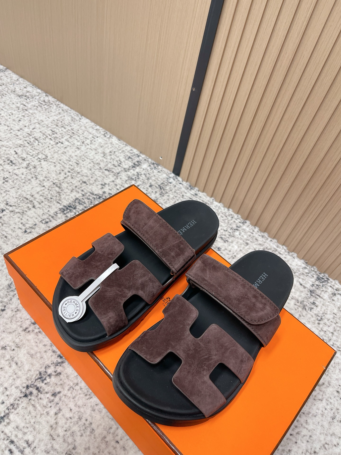 NO:789886,Top version for women and men 10 Hermes H Home Cheryp classic second uncle slippers H-shaped Velcro flat bottom second uncle slippers couple casual lazy shoes new color Various colors of genuine leather cut geometric H-shaped, designed upper, exuding elegance and charm. Genuine leather functional sandals, with ergonomic rubber soles and adjustable straps. The design is simple and smooth, creating a comfortable and casual look. Upper cowhide/fine sheepskin leather  Original open-molded TPU anti-slip outsole, size female 35-39 (40.41 customized, non-refundable), male 39-44 (38.45 customized, non-refundable), slippers, hermes, hermes, sandals, slippers, cowhide, sheep19860909顶级版本女 男10 Hermes 爱马仕 H家 Cheryp 经典款二舅拖鞋H型魔术贴平底二舅凉拖鞋情侣款休闲懒人鞋新配色 各色真皮裁切几何H型,设计鞋面,散发优雅魅力.真皮机能凉鞋,搭配人体工学橡胶鞋底和可调节袢带.设计简约流畅,打造舒适休闲造型. 鞋面牛皮/细腻羊猄皮 鞋底原版开模TPU防滑大底 码数女35-39（40.41定做不退换） 男39-44（38.45定做不退换）,拖鞋,hermes,hermes,sandals,slippers,cowhide,sheep,Women's Shoes
