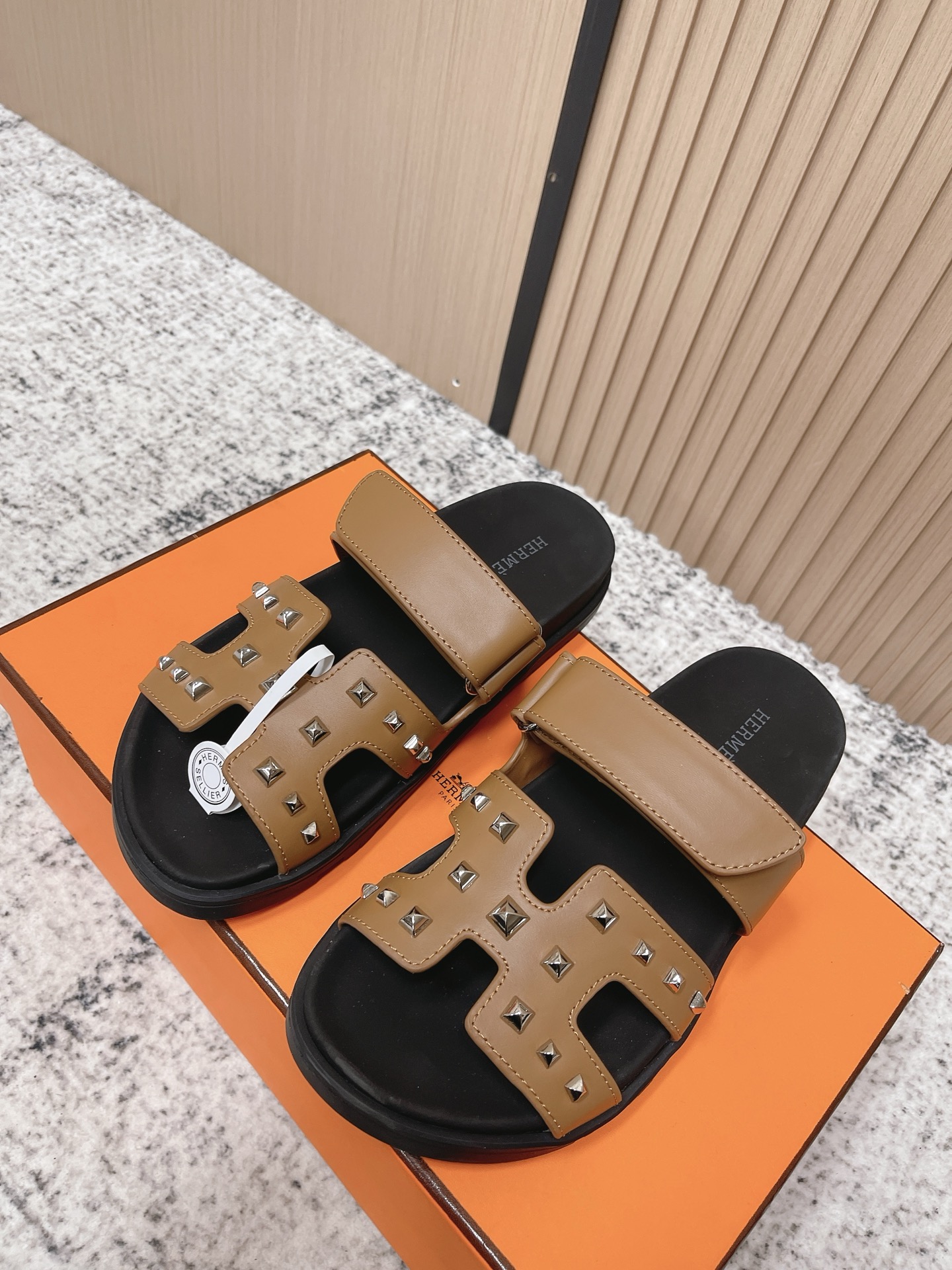 NO:789888,Top version for women and men 10 Hermes H Home Cheryp classic second uncle slippers H-shaped Velcro flat bottom second uncle sandals couple style casual lazy shoes rivet thick-soled sandals. Various colors of genuine leather cut geometric H-shaped, designed upper, exuding elegance and charm. Genuine leather functional sandals, with ergonomic rubber soles and adjustable straps. Decorated with classic Medor rivets. The design is simple and smooth, creating a comfortable and casual look.  Upper cowhide/open mold rivets, original open mold TPU non-slip outsole, size female 35-39 (40.41 customized, non-refundable), male 39-44 (38.45 customized, non-refundable), slippers, hermes, hermes, sandals, slippers, cowhide19860909顶级版本女 男10 Hermes 爱马仕 H家 Cheryp 经典款二舅拖鞋H型魔术贴平底二舅凉拖鞋情侣款休闲懒人鞋铆钉厚底凉拖鞋 各色真皮裁切几何H型,设计鞋面,散发优雅魅力.真皮机能凉鞋,搭配人体工学橡胶鞋底和可调节袢带.饰有经典Medor铆钉.设计简约流畅,打造舒适休闲造型. 鞋面牛皮/开模铆钉 鞋底原版开模TPU防滑大底 码数女35-39（40.41定做不退换） 男39-44（38.45定做不退换）,拖鞋,hermes,hermes,sandals,slippers,cowhide,Women's Shoes