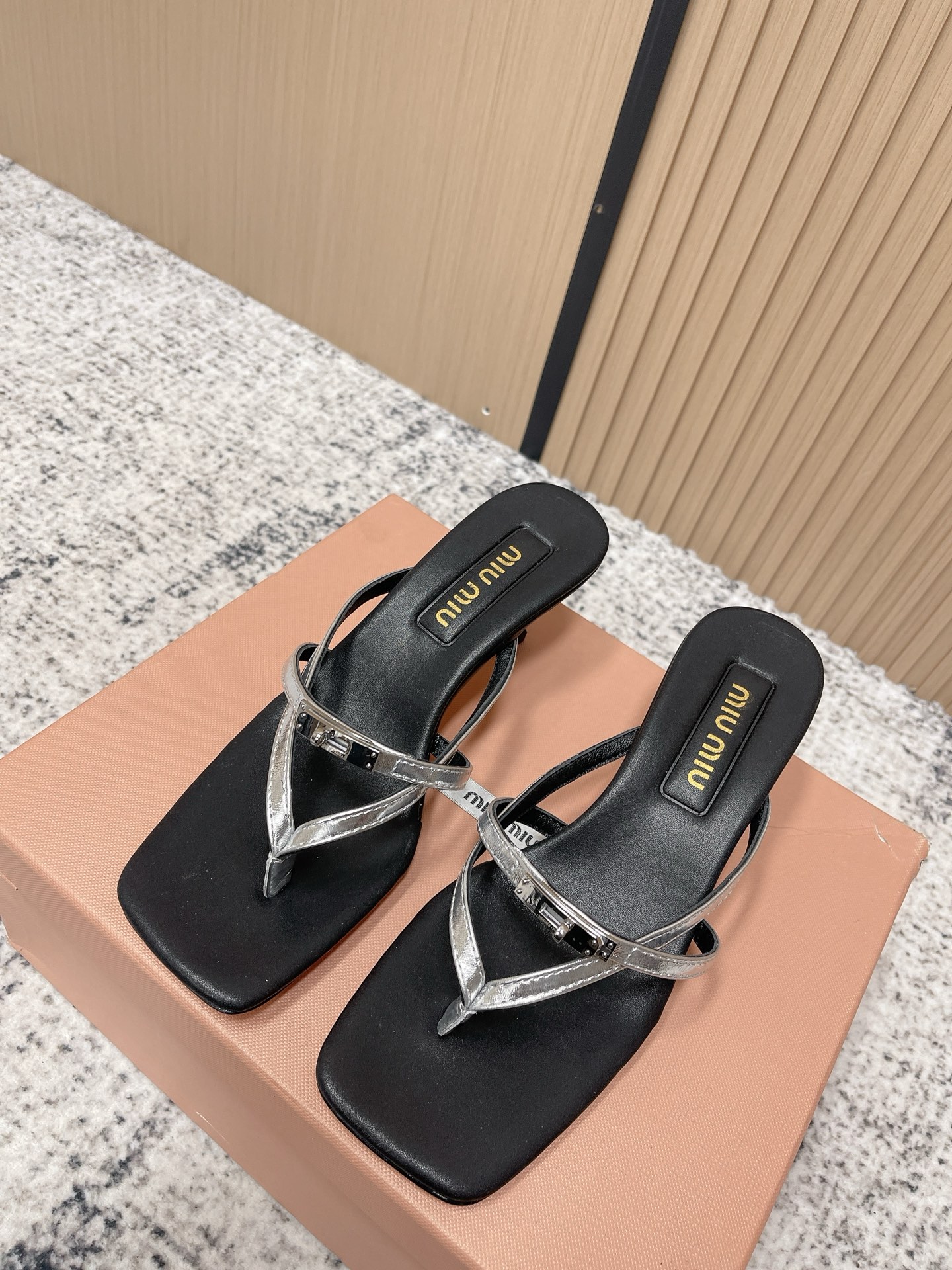 NO:789897,High version MiuMiu 2026ss new spring and summer sandals series - K buckle high-heeled model ZP development original disassembly, second-rate sale of ordinary version on the market, miumiu is really too girly!  The upper is super soft and comfortable!  Imported calfskin upper, sheepskin lining, Italian genuine leather outsole, heel height 5.0cm, size 35-40 (40. Customized, non-refundable), split-toe high heels, miumiu, high heels, slippers, cowhide, sheepskin, Leather soles19860909高版本  MiuMiu缪缪 2026ss春夏新款凉拖鞋系列-k扣高跟款 Zp开发 原版拆卸 秒杀市面普通版本,miumiu真的太少女啦！鞋面超级软糯 舒适度超高！ 鞋面进口小牛皮 内里羊皮内里 鞋底意大利真皮大底 跟高5.0cm 码数35-40（40.订做不退换）,分趾鞋高跟鞋,miumiu,high heels,slippers,cowhide,sheepskin,Leather soles,Women's Shoes