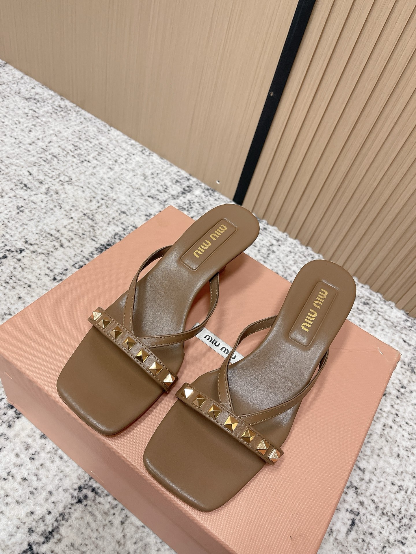 NO:789899,High version MiuMiu Miu Miu 26ss/spring and summer new style high-heeled slippers with empty back rivets!  The shoes are particularly stunning~ These high-heeled slippers are both sexy and cute. They are very versatile, very comfortable and elegant~ The uppers are made of imported calfskin and the shape is very beautiful. Not the ordinary version on the market!  Custom-made imported first-layer calfskin upper, foot pads/sheepskin lining, outsole, genuine leather outsole imported from Italy, heel height 5cm, size 35-40 (40. Customized, non-returnable), split-toe high heels, miumiu, high heels, slippers, cowhide, sheepskin, Leather soles19860909高版本  MiuMiu缪缪 26ss/春夏新款后空铆钉高跟拖鞋！ 上脚特别惊艳~集性感与可爱于一体的高跟拖鞋,非常百搭,上脚非常舒服,优雅～鞋面用的进口小牛皮面,版型非常漂亮 非市面上普通版本！ 鞋面订制进口头层小牛皮 垫脚/内里羊皮 大底意大利进口真皮大底 跟高5cm 码数35-40（40.订做不退换）,分趾鞋高跟鞋,miumiu,high heels,slippers,cowhide,sheepskin,Leather soles,Women's Shoes