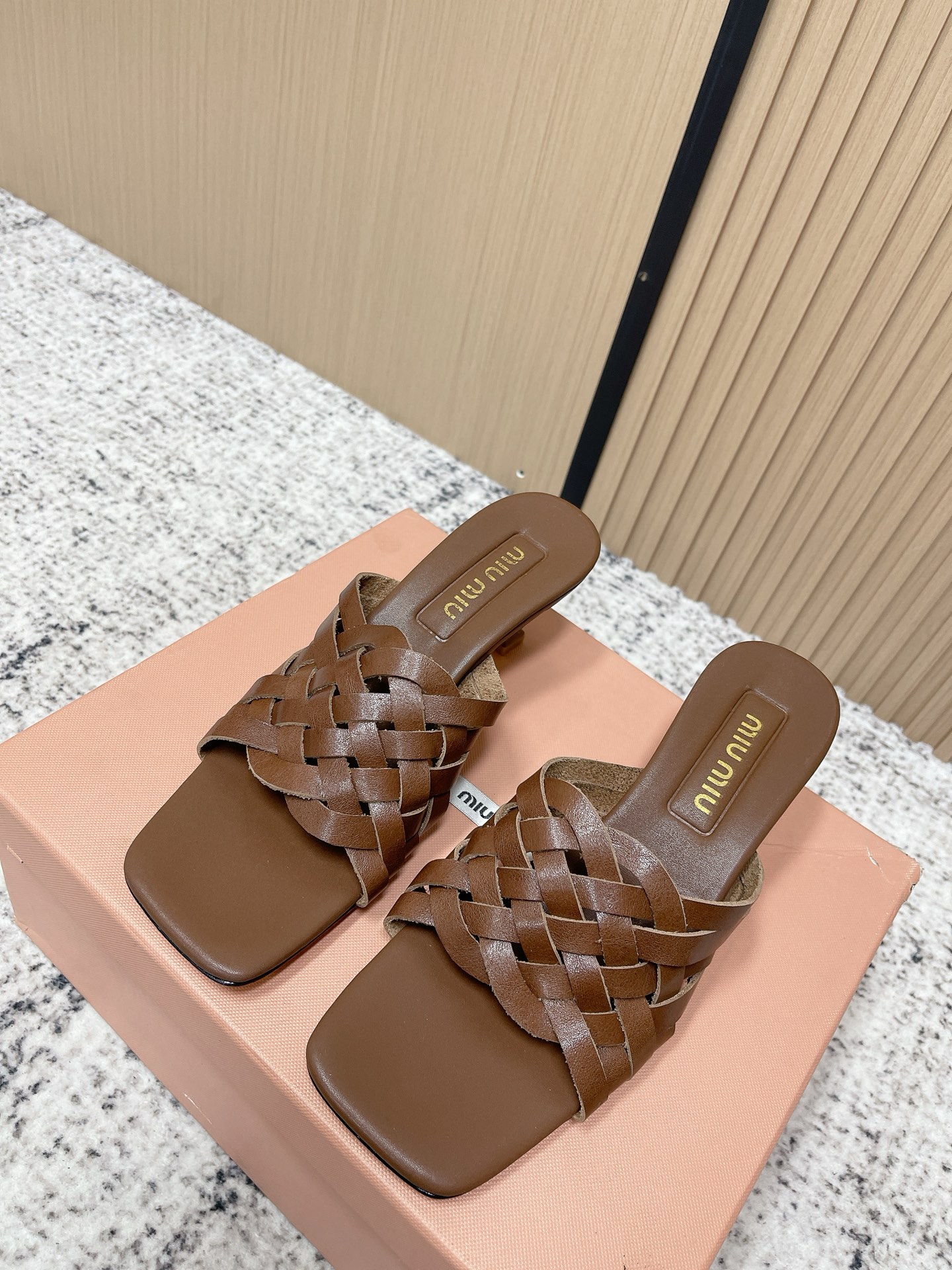 NO:789889,High version MiuMiu 2026ss new spring and summer sandals series - braided high-heeled model ZP development original disassembly, instant kill of the ordinary version on the market, miumiu is really too girly!  The upper is super soft and comfortable!  Imported calfskin upper, sheepskin lining, Italian genuine leather outsole, heel height 5.0cm, size 35-40 (40. Customized, non-returnable), high heels and slippers, miumiu, high heels, slippers, cowhide, sheepskin, Leather soles19860909高版本  MiuMiu缪缪 2026ss春夏新款凉拖鞋系列-编织高跟款 Zp开发 原版拆卸 秒杀市面普通版本,miumiu真的太少女啦！鞋面超级软糯 舒适度超高！ 鞋面进口小牛皮 内里羊皮内里 鞋底意大利真皮大底 跟高5.0cm 码数35-40（40.订做不退换）,高跟鞋拖鞋,miumiu,high heels,slippers,cowhide,sheepskin,Leather soles,Women's Shoes