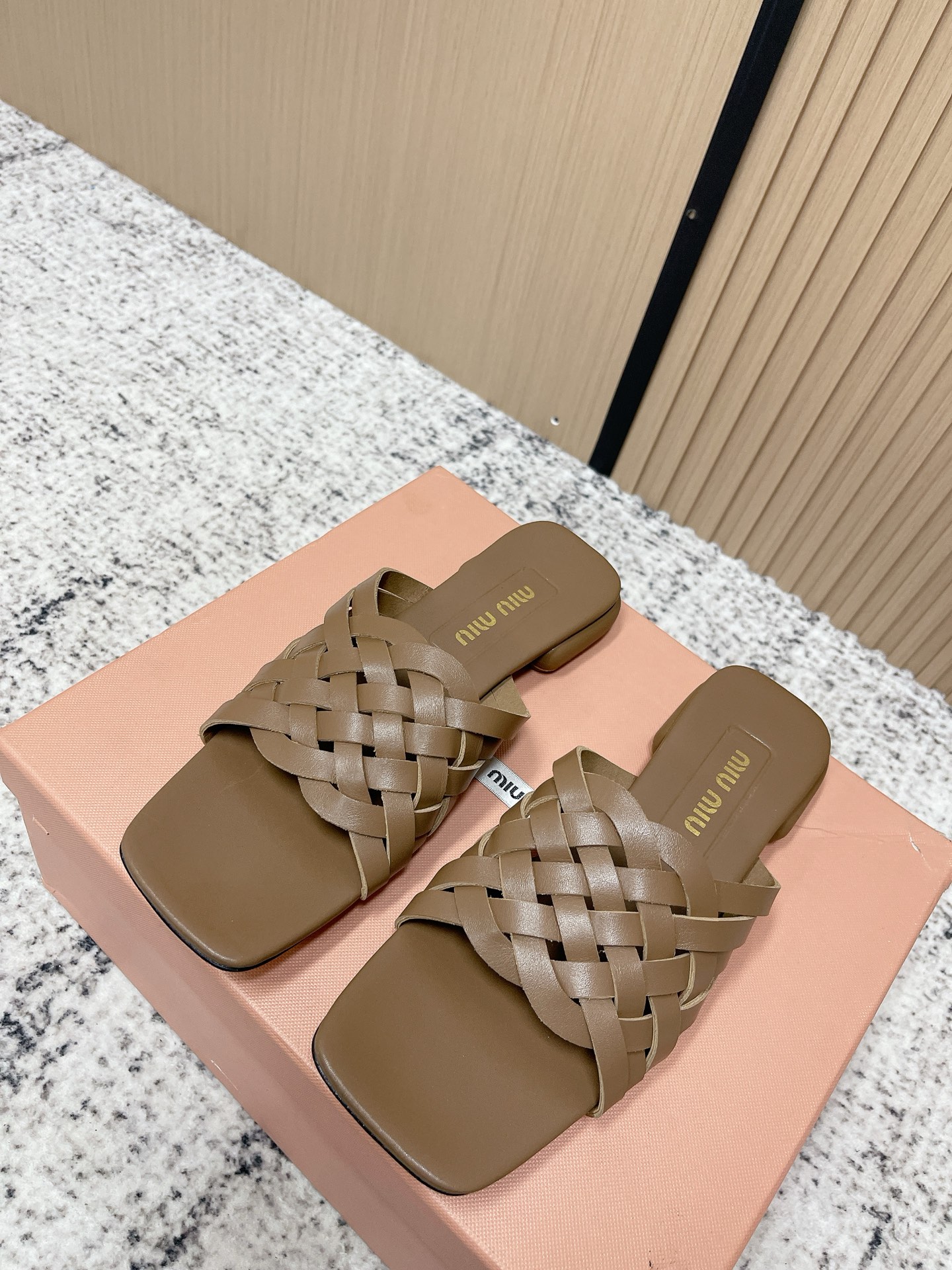 NO:789891,High version MiuMiu 2026ss new spring and summer sandals series - woven flat-heeled model Zp developed original version disassembly and sold out the ordinary version on the market, miumiu is really too girly!  The upper is super soft and comfortable!  Imported calfskin upper, sheepskin lining, Italian genuine leather outsole, size 35-40 (40. Customized, non-returnable), high heels and slippers, miumiu, high heels, slippers, cowhide, sheepskin, Leather soles19860909高版本  MiuMiu缪缪 2026ss春夏新款凉拖鞋系列-编织平跟款 Zp开发 原版拆卸 秒杀市面普通版本,miumiu真的太少女啦！鞋面超级软糯 舒适度超高！ 鞋面进口小牛皮 内里羊皮内里 鞋底意大利真皮大底 码数35-40（40.订做不退换）,高跟鞋拖鞋,miumiu,high heels,slippers,cowhide,sheepskin,Leather soles,Women's Shoes