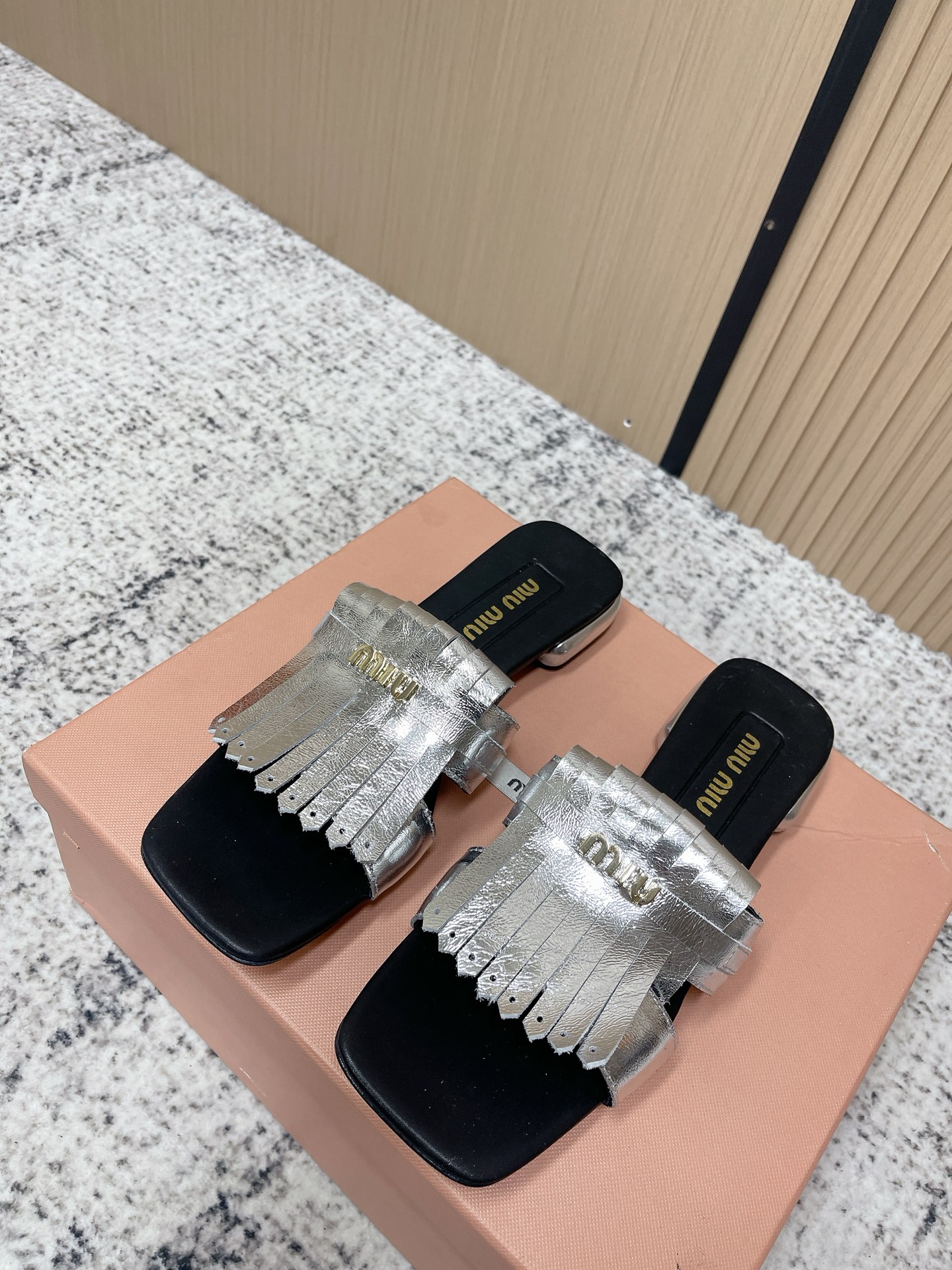 NO:789893,High version MiuMiu*Miumiu 2026ss spring and summer new flat-soled tassel sandals and slippers Zp developed original disassembly and sold out the ordinary version on the market, miumiu is really too girly!  The upper is super soft and comfortable!  Imported calfskin upper, sheepskin lining, Italian genuine leather outsole, size 35-40 (40. Customized, non-refundable), high heels and slippers, miumiu, sandals, high heels, slippers, cowhide, sheepskin, Leather soles19860909高版本  MiuMiu*缪缪 2026ss春夏新款平底流苏凉鞋拖鞋 Zp开发 原版拆卸 秒杀市面普通版本,miumiu真的太少女啦！鞋面超级软糯 舒适度超高！ 鞋面进口小牛皮 内里羊皮内里 鞋底意大利真皮大底 码数35-40（40.订做不退换）,高跟鞋拖鞋,miumiu,sandals,high heels,slippers,cowhide,sheepskin,Leather soles,Women's Shoes