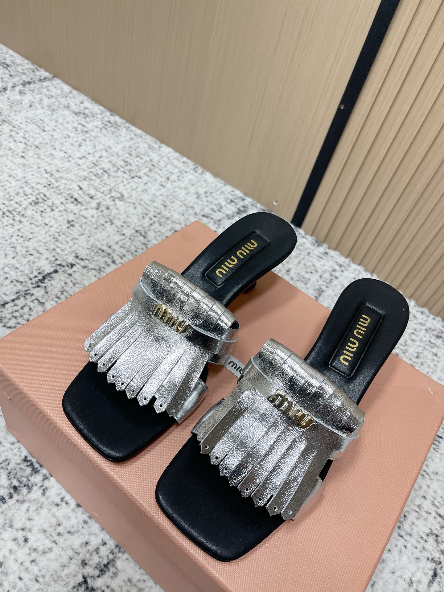 NO:789895,High version MiuMiu*Miu Miu 2026ss spring and summer new high-heeled tassel sandals and slippers Zp developed original disassembly and sold out the ordinary version on the market, miumiu is really too girly!  The upper is super soft and comfortable!  Imported calfskin upper, sheepskin lining, Italian genuine leather outsole, heel height 5.0cm, size 35-40 (40. Customized, non-returnable), high heels and slippers, miumiu, sandals, high heels, slippers, cowhide, sheepskin, Leather soles19860909高版本  MiuMiu*缪缪 2026ss春夏新款高跟流苏凉鞋拖鞋 Zp开发 原版拆卸 秒杀市面普通版本,miumiu真的太少女啦！鞋面超级软糯 舒适度超高！ 鞋面进口小牛皮 内里羊皮内里 鞋底意大利真皮大底 跟高5.0cm 码数35-40（40.订做不退换）,高跟鞋拖鞋,miumiu,sandals,high heels,slippers,cowhide,sheepskin,Leather soles,Women's Shoes