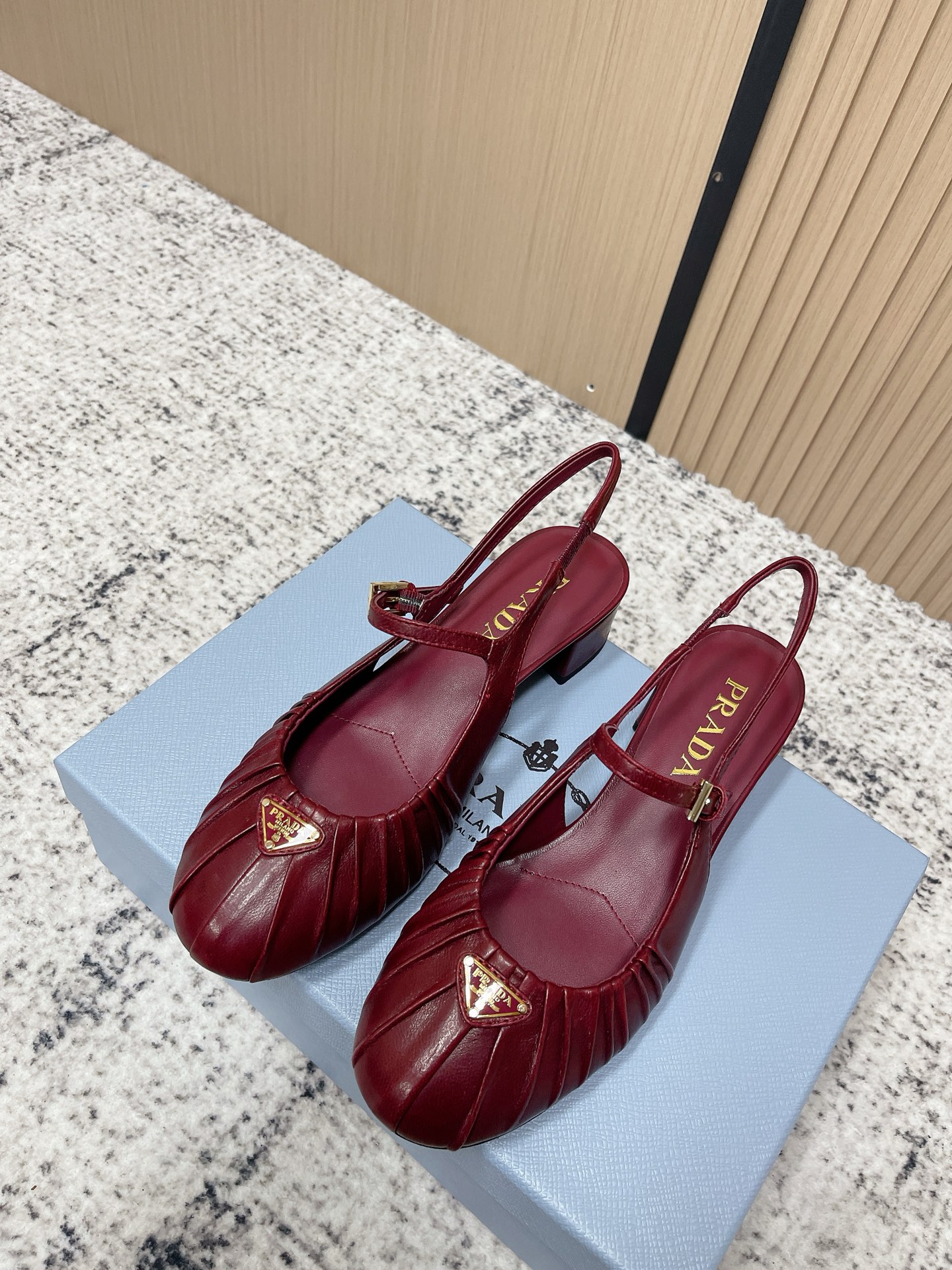 NO:789887,Top version: Prada's new classic triangular logo thick-heeled sandals, retro-style pleated leather Mary Jane ballet shoes, thick-heeled shoes, classic and elegant design, with both retro charm and fashion sense, suitable for various occasions. Customized calfskin upper, sheepskin lining, 4cm heel height, Italian genuine leather outsole, size 35-41 (40.41 customized, non-returnable), sandals, prada, prada, sandals, mary  jane,cowhide,sheepskin,Leather soles19860909顶级版本: Prada普拉达 新款经典三角标粗跟凉鞋复古风褶皱皮面玛丽珍芭蕾舞鞋粗跟单鞋 设计经典大方,兼具复古韵味与时尚感,适合多种场合搭配. 鞋面定制小牛皮 内里垫脚羊皮 跟高4cm 鞋底意大利真皮大底 码数35-41（40.41定做不退换）,凉鞋单鞋,prada,prada,sandals,mary jane,cowhide,sheepskin,Leather soles,Women's Shoes