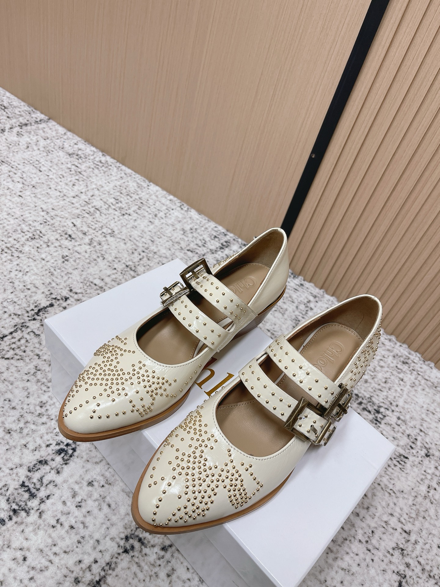 NO:789883,The top version of Chloe's 2026 latest rivet high-heeled shoes. The original unique design style rivets are definitely a pair of durable and durable shoes that are necessary for walking in the world!  !  Fashionable and versatile cowhide material, sheepskin lining with rivets and retro buckles, genuine leather outsole Size35-39 (40 customization is non-refundable), single shoes, chloe, loewe, cowhide, sheepskin, Leather soles19860909顶级版本 Chloe 蔻依2026最新铆钉高跟单鞋 原独特的设计风格铆钉 绝对是一双耐穿耐看行走江湖必备利器！！时尚百搭牛皮材质 羊皮内里铆钉装复古饰扣 真皮大底 Size35-39（40定制不退换）,单鞋,chloe,loewe,cowhide,sheepskin,Leather soles,Women's Shoes