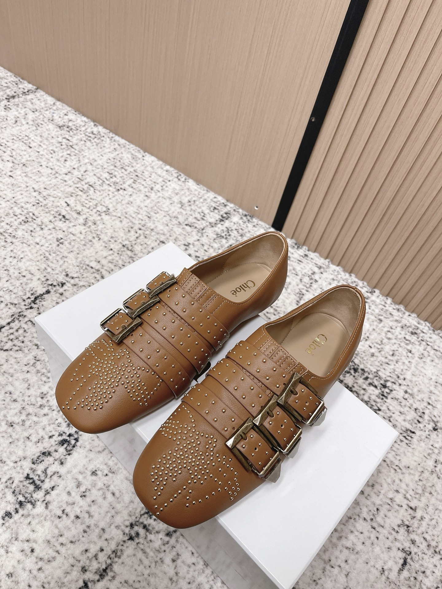 NO:789885,The top version of Chloe's latest rivet shoes in 2026. The original unique design style rivets are definitely a pair of durable and durable shoes that are necessary for walking in the world!  !  Fashionable and versatile cowhide material, sheepskin lining with rivets and retro buckles, genuine leather outsole Size35-39 (40 customization is non-refundable), single shoes, chloe, loewe, cowhide, sheepskin, Leather soles19860909顶级版本 Chloe 蔻依2026最新铆钉单鞋 原独特的设计风格铆钉 绝对是一双耐穿耐看行走江湖必备利器！！时尚百搭牛皮材质 羊皮内里铆钉装复古饰扣 真皮大底 Size35-39（40定制不退换）,单鞋,chloe,loewe,cowhide,sheepskin,Leather soles,Women's Shoes