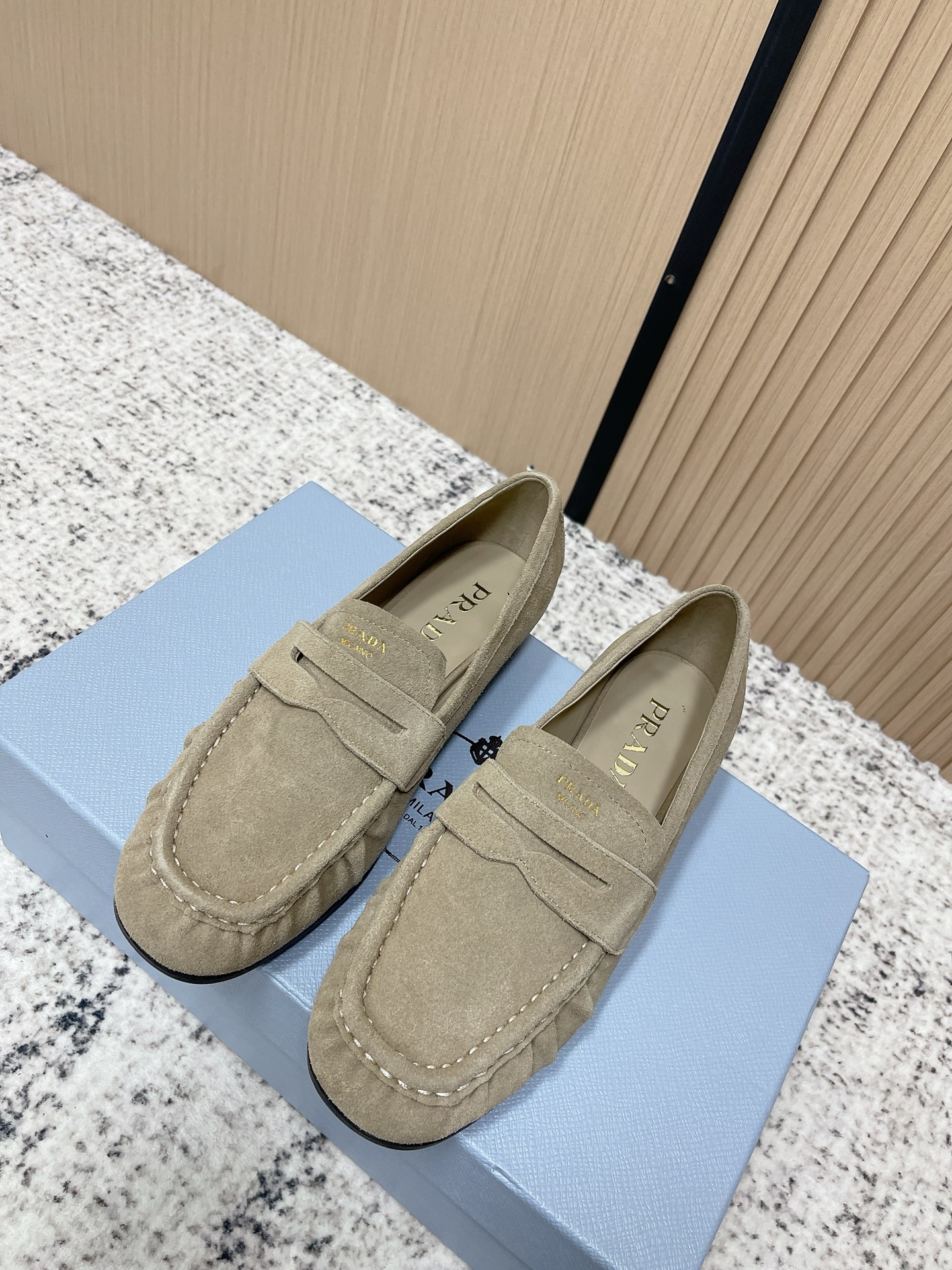 NO:789881,The top version of PRADA 26ss spring and summer new slip-on loafers are really a classic luxury trend style, interpreting urban elites. The design highlights functionality and technology. The novel embossed rubber triangle logo shows the brand's iconic elements. The rare non-slip flat bottom is a new style that is very comfortable this year! Customized imported cowhide/suede upper, sheepskin lining, padded sheepskin outsole, molded rubber sole Size #35-41 (40  41 Custom-made (non-refundable), loafers, prada, prada, loafers, cowhide, sheepskin, chamois leather19860909顶级版本 PRADA 普拉达26ss 春夏新款 新款一脚蹬乐福鞋 真的是经典顶奢潮流风范,演绎都市精英 设计彰显功能性与科技感新颖压花橡胶三角形徽标 展现品牌标志性元素难得的防滑平底是今年舒适度非常奈斯的一个新款! 鞋面定制进口牛皮/麂皮 内里羊皮 垫脚羊皮大底模具成型橡胶底 Size#35-41（40 41订做不退换）,乐福鞋,prada,prada,loafers,cowhide,sheepskin,chamois leather,Women's Shoes