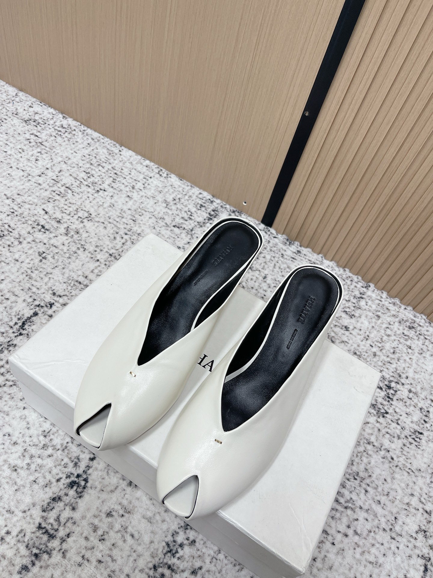 NO:789877,High-quality niche trendy brand Khatie 2026 spring and summer new retro fish-mouth special-shaped heel mules, toe-cap high heel half slippers, wedge sandals, special-shaped heel mule shoes | avant-garde expression of minimalism. As a representative of American light luxury, Khaite integrates the iconic architectural special-shaped heel into mule shoes. The delicate texture of cowhide is matched with the simple tailoring of fish mouth, breaking the lazy feeling of traditional mules.  The shoe body is not too much decorated but uses lines to outline the brand's minimalist aesthetics. The low-heeled version combines comfort and design. It is suitable for various scenes such as afternoon tea, urban commuting, and art exhibitions. Paired with acetate satin wide-leg pants, it is a cool urban elite style. Paired with a knitted slit skirt, it can be worn with a casual, modern and relaxed feel. The upper is made of imported mixed sheepskin, and the lining is made of sheepskin. The Italian imported genuine leather outsole Heel height: 7.5cm  Size: 35-41 (40.41 is custom-made and non-refundable), semi-trailers, slippers, skirts, cowhide, sheepskin, Leather soles19860909高品质 小众潮牌Khatie 2026春夏新款复古鱼嘴异形跟穆勒鞋包头高跟半拖鞋坡跟凉拖鞋 异形跟穆勒鞋｜极简主义的先锋表达 作为美式轻奢代表的Khaite 将标志性的建筑感异形跟融入穆勒鞋中 牛皮的细腻质感搭配鱼嘴的简约剪裁 打破传统穆勒鞋的慵懒感 鞋身无过多装饰却以线条勾勒出品牌的极简美学 低跟的版型兼顾舒适与设计感 适配下午茶、都市通勤、艺术看展等多种场景 搭醋酸缎面阔腿裤是清冷的都市精英风 配针织开衩半裙又能穿出随性的摩登松弛感 鞋面采用进口混种羊皮 内里垫脚羊皮 意大利进口真皮大底 跟高:7.5cm 码数:35-41（40.41定做不退换）,半拖,slippers,skirts,cowhide,sheepskin,Leather soles,Women's Shoes