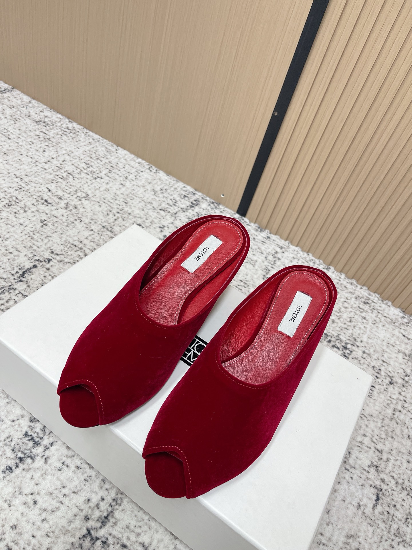 NO:789880,Top version Toteme 2026 spring and summer new product round head fish mouth wedge heel slippers ———————— As the most popular designer brand in the past two years, the design is simple, the details are clever, fresh and refined!  If you don’t want to hit the streets with random styles, you can check out this brand. It’s relatively niche but is so easy to match. You can see this brand everywhere on Instagram and Xiaohongshu!  BS original version customized one to one!  Original specific velvet upper, imported lambskin lining, original leather outsole imported from Italy, heel height 5.5cm, size 35-39 (40.41 custom-made, non-returnable), half drag, slippers, sheepskin, Leather soles19860909顶级版本 Toteme 2026春夏新品 圆头鱼嘴坡跟拖鞋 ————————— 作为这两年最受欢迎的设计师牌,设计简单、细节巧妙、清新脱俗！ 不想满大街撞款的可以看看这个品牌,比较小众却又是那么好搭配,ins、小红书随处可见这个品牌的身影 ！BS原版一比一定制！ 鞋面原版特定丝绒 内里进口小羊皮 大底原版意大利进口真皮大底 跟高5.5cm 码数35-39(40.41订做不退换）,半拖,slippers,sheepskin,Leather soles,Women's Shoes