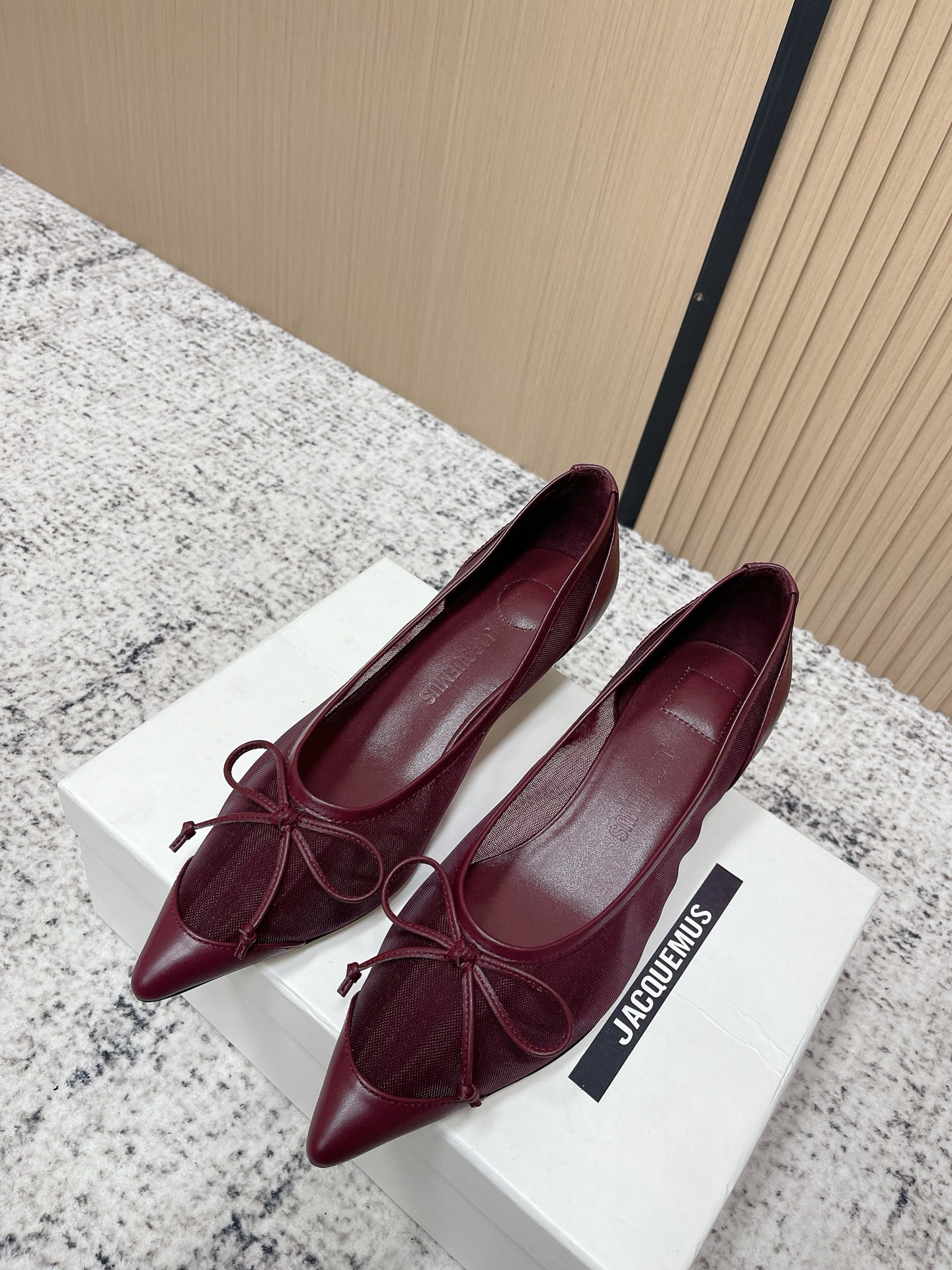 NO:789874,Top version Jacquemus niche trendy brand 26ss early spring new style kitten heel pointed toe mesh high heels single shoes The popular kitten heel design and the anise style collide to create a personality that is playful and cute, fashionable and good-looking. The bow decoration is very girly, and the overall daily wear is very western!  The upper is made of original imported breathable mesh/open-edge beaded cowhide, the lining is sheepskin, the heel height is 4.5cm, the sole is original custom-made Italian leather outsole, size 35-39 (40.41 custom-made, non-returnable), high heels, single shoes, high heels, cowhide, sheepskin, Leather soles19860909顶级版本 Jacquemus 小众潮牌 26ss早春新款 小猫跟尖头 网纱 高跟鞋 单鞋 流行的小猫跟设计和茴蕾风碰撞则个性 俏皮可爱,时尚好看 蝴蝶结装饰很有少女感,整体日常穿搭非常洋气就对了！ 鞋面采用原版进口透气网纱/开边珠牛皮 内里垫脚羊皮 跟高4.5cm 鞋底原版定制意大利真皮大底 码数35-39（40.41订做不退换),高跟鞋单鞋,high heels,cowhide,sheepskin,Leather soles,Women's Shoes