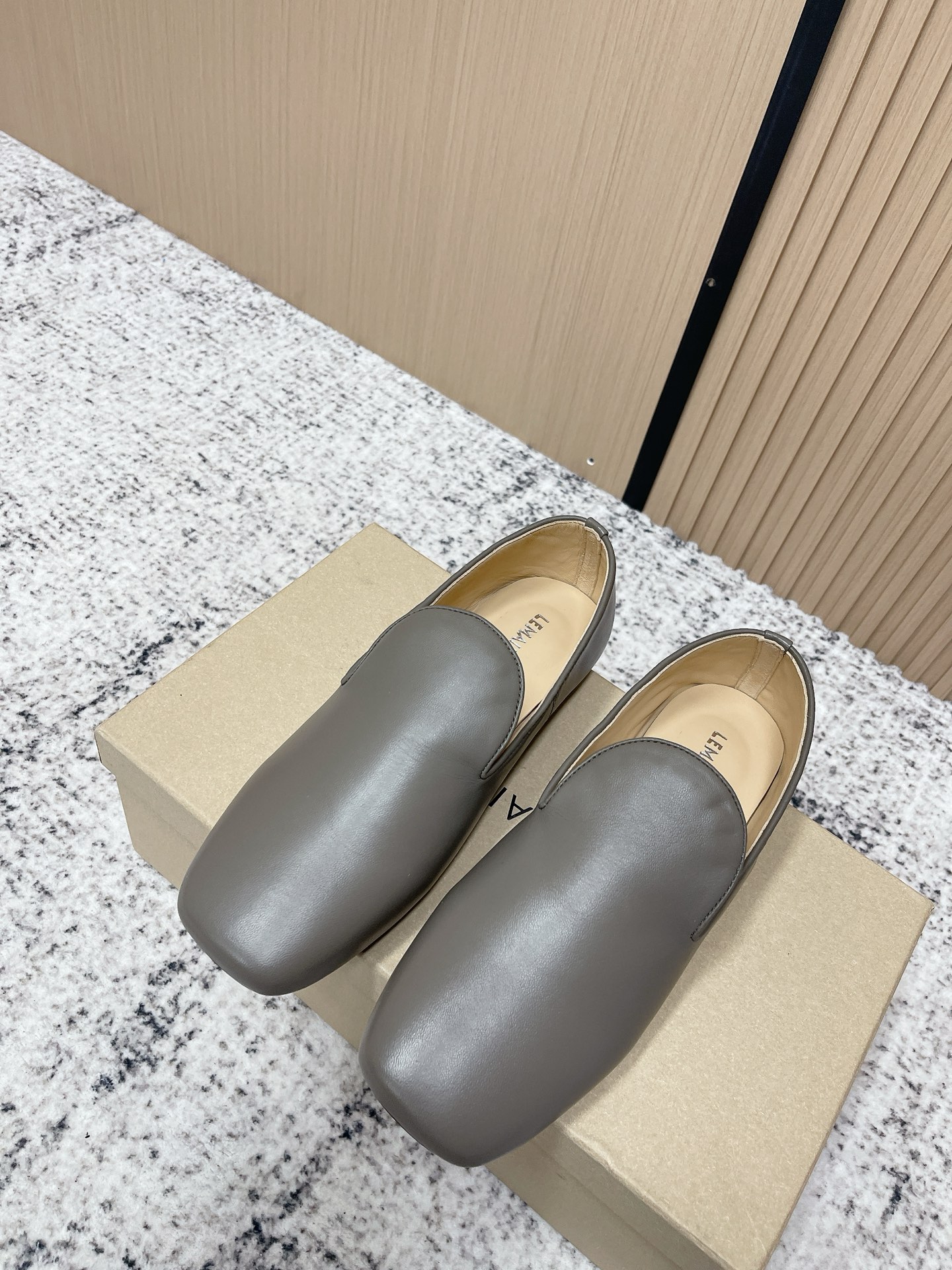 NO:789871,Top version Lemaire niche trendy brand 26ss early spring new square toe flat loafers. Very simple design. It seems that the leather on the feet is very comfortable. The lambskin upper is easier to take care of. It is more comfortable as time goes by. It will look like new after being worn for a long time. It is soft and comfortable!  Overall, it is lightweight and suitable for daily use!  The popularity of this pair is exploding. What a beautiful pair!  Minimalist and casual, low-key and tasteful, exuding charming temperament everywhere!  The upper is made of original imported lambskin, the lining is sheepskin, the sole is original custom-made Italian leather outsole, size 35-39 (40.41 custom-made, non-returnable), loafers, loafers, sheepskin, Leather soles19860909顶级版本 Lemaire 小众潮牌 26ss早春新款 方头 平底 乐福鞋 很简易的设计,看样子上脚皮质都很舒服的感觉 小羊皮的鞋面更容易打理,越穿越舒服 久穿如新 柔软舒适！ 整体轻便也很适合日常哦！ 这双热度直接爆炸啦 太好看的一双啦！ 极简随意,低调有品,处处散发着迷人的气质！ 鞋面采用原版进口小羊皮 内里垫脚羊皮 鞋底原版定制意大利真皮大底 码数35-39（40.41定做不退换）,乐福鞋,loafers,sheepskin,Leather soles,Women's Shoes