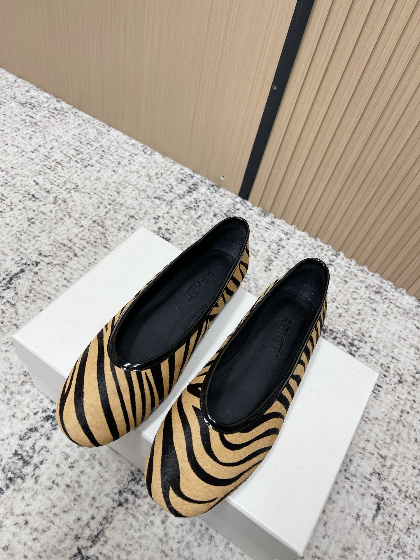 NO:789868,The top version of ARKET26ss spring and summer new round-toe flat ballet shoes adopts the classic round-toe flat ballet shoe version, which is the embodiment of ARKET's simple and practical design style, taking into account comfort and daily wear adaptability. The zebra pattern model uses classic brown and black contrasting colors to show retro wildness; the sequined model uses silver and black monochrome to highlight the luster of the material, which is simple and has visual highlights.  Continuing ARKET's core of 'minimalist Nordic style + pragmatism', the basic shoe shape is matched with eye-catching materials, which balances the sense of design and practicality for daily wear. There is no unnecessary decoration, only materials and patterns shape the visual focus, and the shoe body has smooth lines, in line with the minimalist aesthetics of Nordic design. The upper is horse hair/sequins, the lining is sheepskin, the sole is molded rubber outsole, the size is 35-39 (40.41 custom-made, non-refundable), ballet shoes, sheepskin19860909顶级版本 ARKET26ss春夏新款圆头平底芭蕾舞鞋 采用经典的圆头平底芭蕾鞋版型,是ARKET简约实用的设计风格体现,兼顾舒适度与日常穿搭适配性.斑马纹款以经典棕黑撞色呈现复古野性；亮片款则用银、黑单色凸显材质光泽,简约中带视觉亮点. 延续ARKET“极简北欧风+实用主义”的核心,基础鞋型搭配亮眼材质,平衡了设计感与日常穿着的实用性.无多余装饰,仅通过材质和图案塑造视觉焦点,鞋身线条流畅,符合北欧设计的极简美学. 鞋面马毛/亮片 内里垫脚羊皮 鞋底开模橡胶大底 码数35-39（40.41定做不退换）,芭蕾舞鞋,sheepskin,Women's Shoes